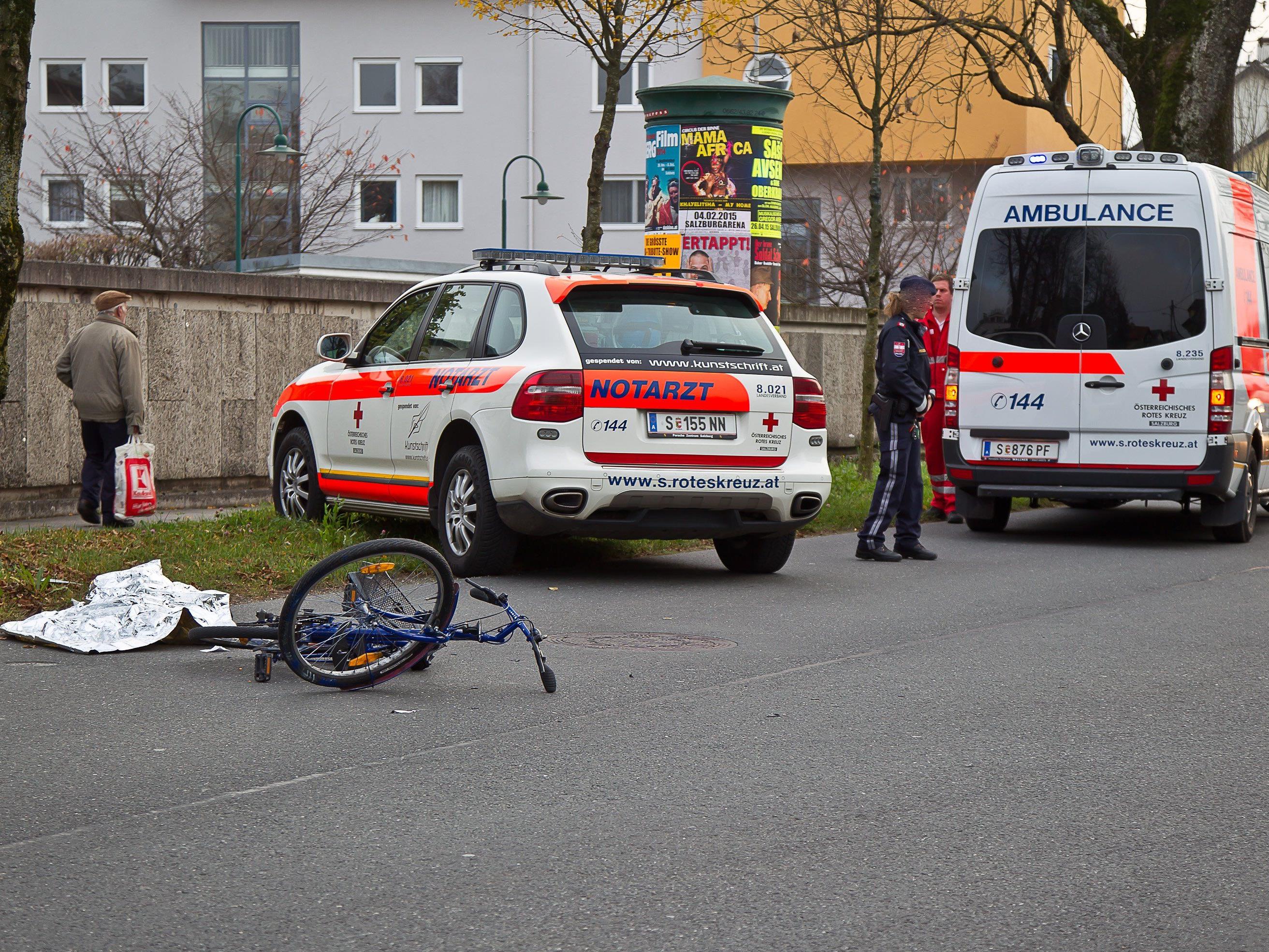Ein Fahrradlenker kollidierte mit einem Pkw.