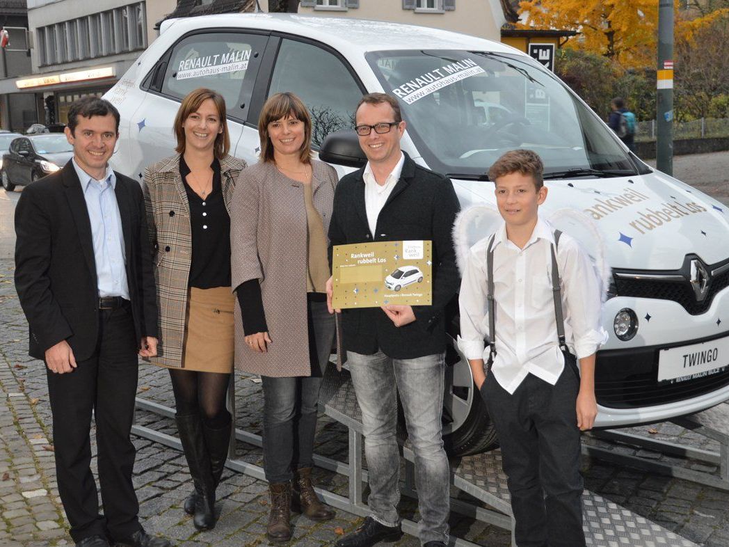 (v.l.n.r.) Bürgermeister Martin Summer, Linda Malin und Nadja Malin-Potzinger vom Autohaus Malin, René Nick, Obmann der Kaufmannschaft Rankweil-Vorderland, und „Glücks-Bengel“ Philipp. (v.l.n.r.) Bürgermeister Martin Summer, Linda Malin und Nadja Malin-Potzinger vom Autohaus Malin, René Nick, Obmann der Kaufmannschaft Rankweil-Vorderland, und „Glücks-Bengel“ Philipp.