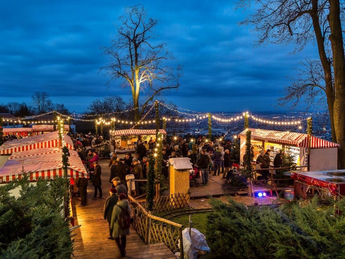 Am 13. November 2015 eröffnet der Weihnachtsmarkt am Wilhelminenberg. Am 13. November 2015 eröffnet der Weihnachtsmarkt am Wilhelminenberg.