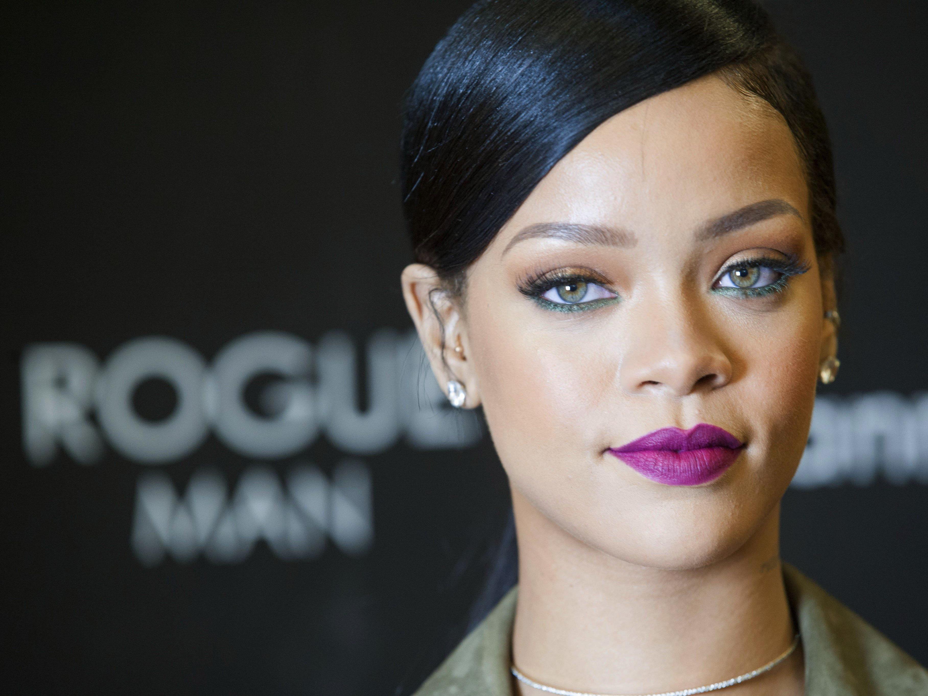 Rihanna ist die Königin der Selfies und gibt ihr Wissen nun scheinbar weiter.