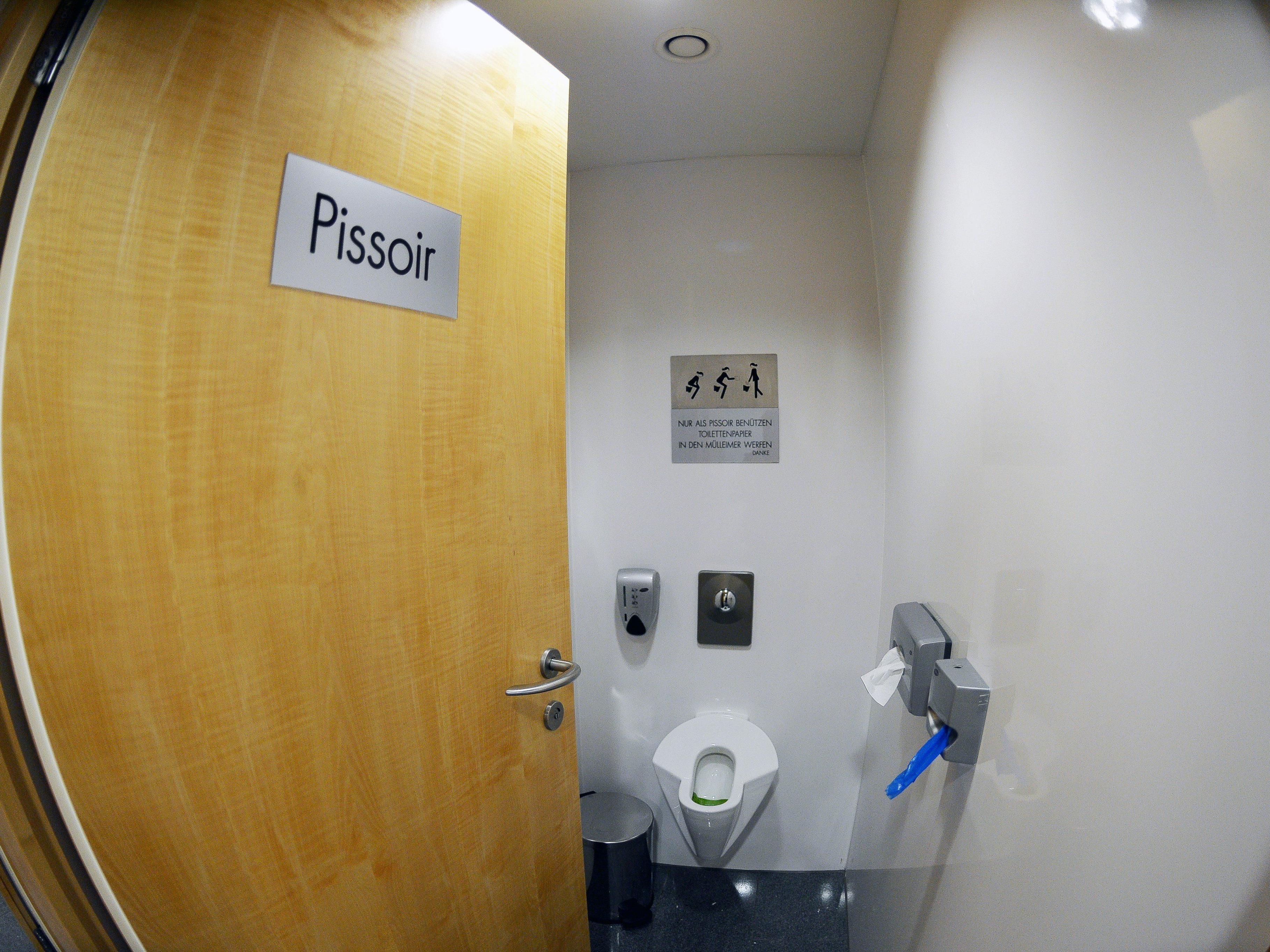 Bereits installierte Damen-Urinale in Salzburg.