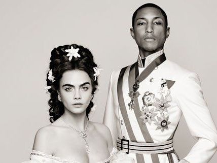 Cara Delevingne und Pharrell Williams als Lagerfelds Kaiser-Paar. Cara Delevingne und Pharrell Williams als Lagerfelds Kaiser-Paar.