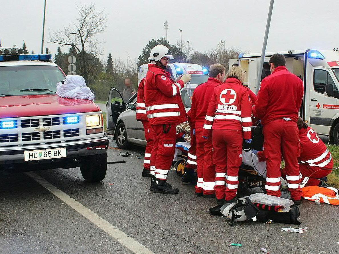 Nach dem schweren Unfall in Vösendorf verstarb ein 21-jähriger Fahrzeuglenker im Spital.