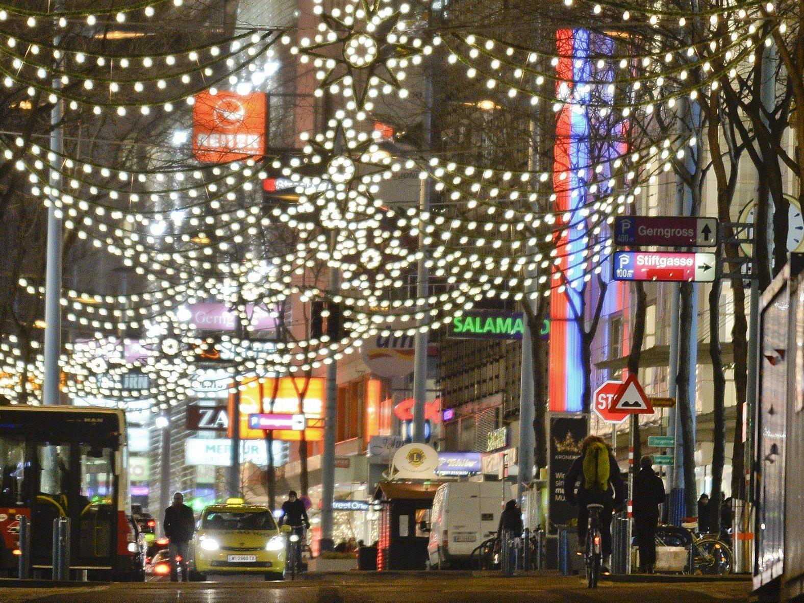 Nicht nur große Einkaufsstraßen (im Bild die mariahilfer Straße) bekommen eine Weihnachtsbeleuchtung.