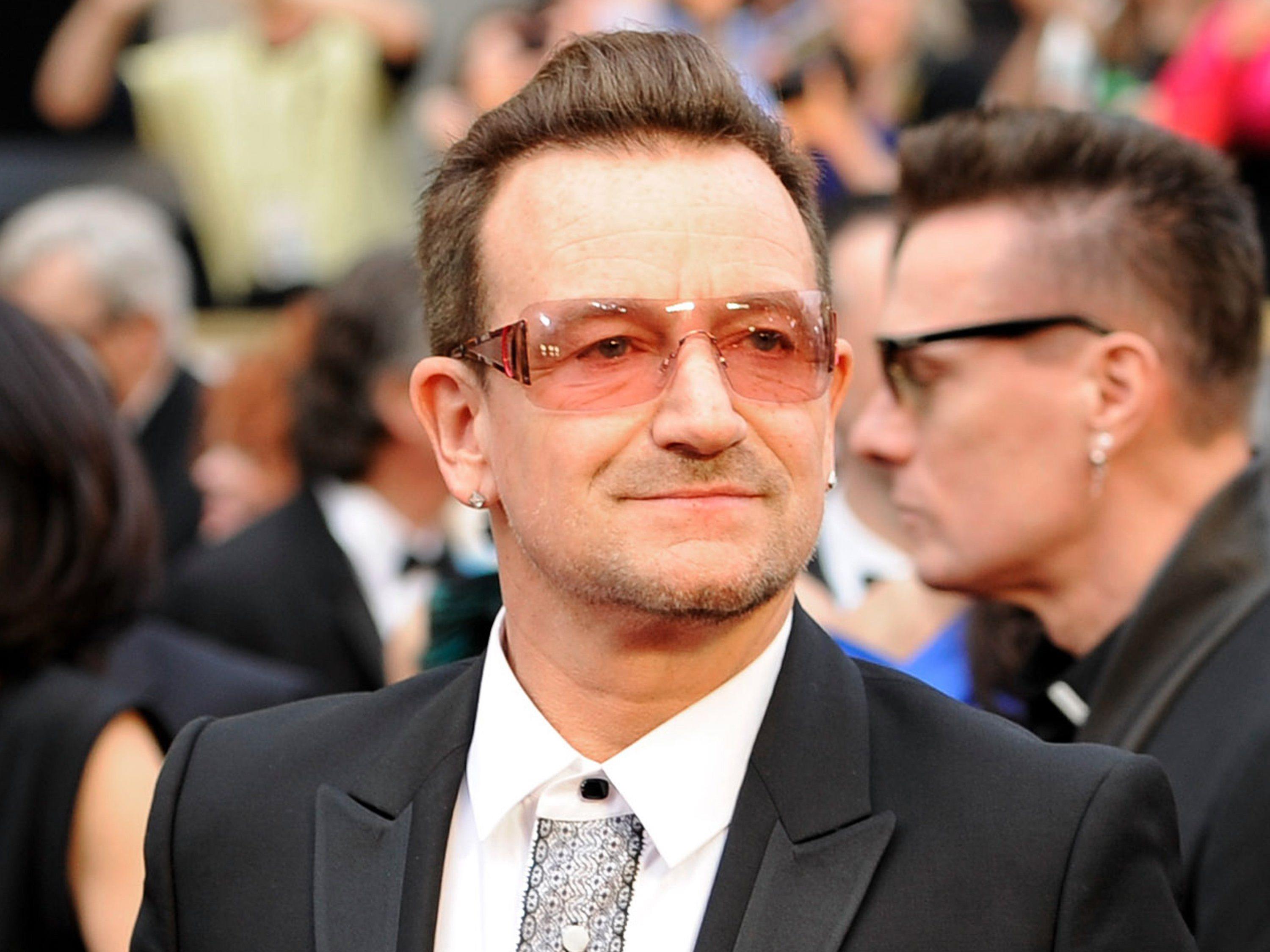 Der U2-Star erlitt bei dem Sturz u.a. Knochenbrüche.