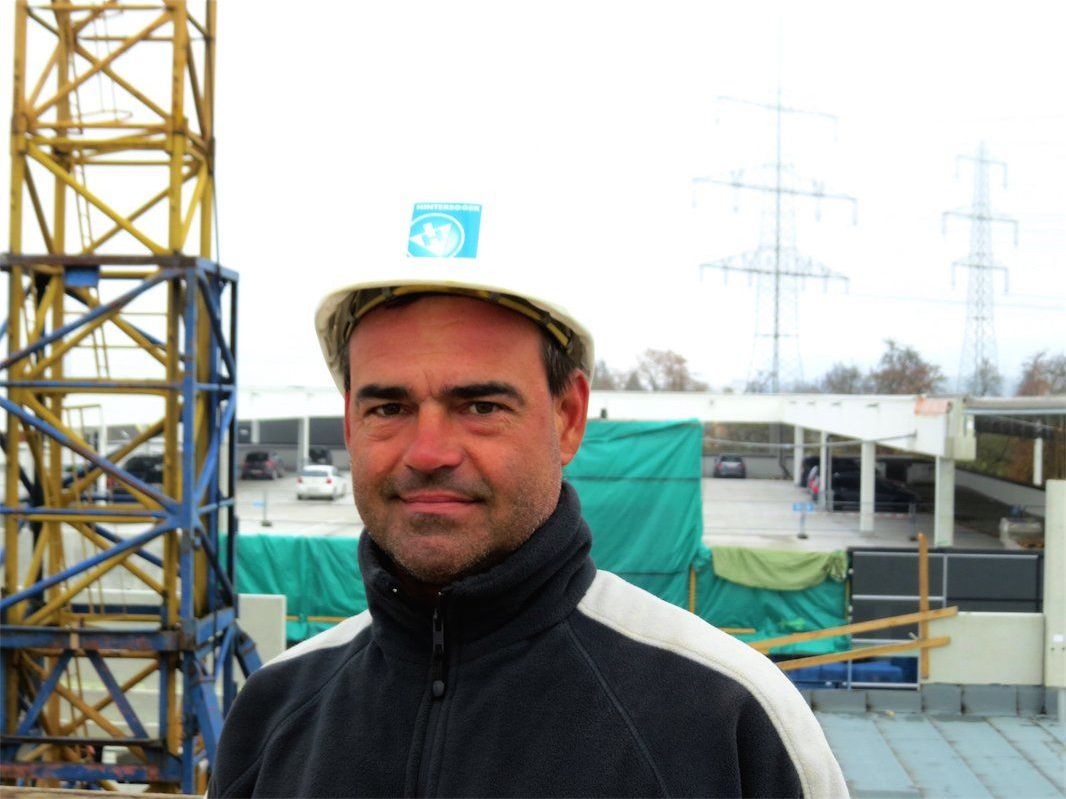 Polier Gerhard Greiderer von der Hinteregger Baumeister GmbH freut sich über das Großprojekt. Polier Gerhard Greiderer von der Hinteregger Baumeister GmbH freut sich über das Großprojekt.