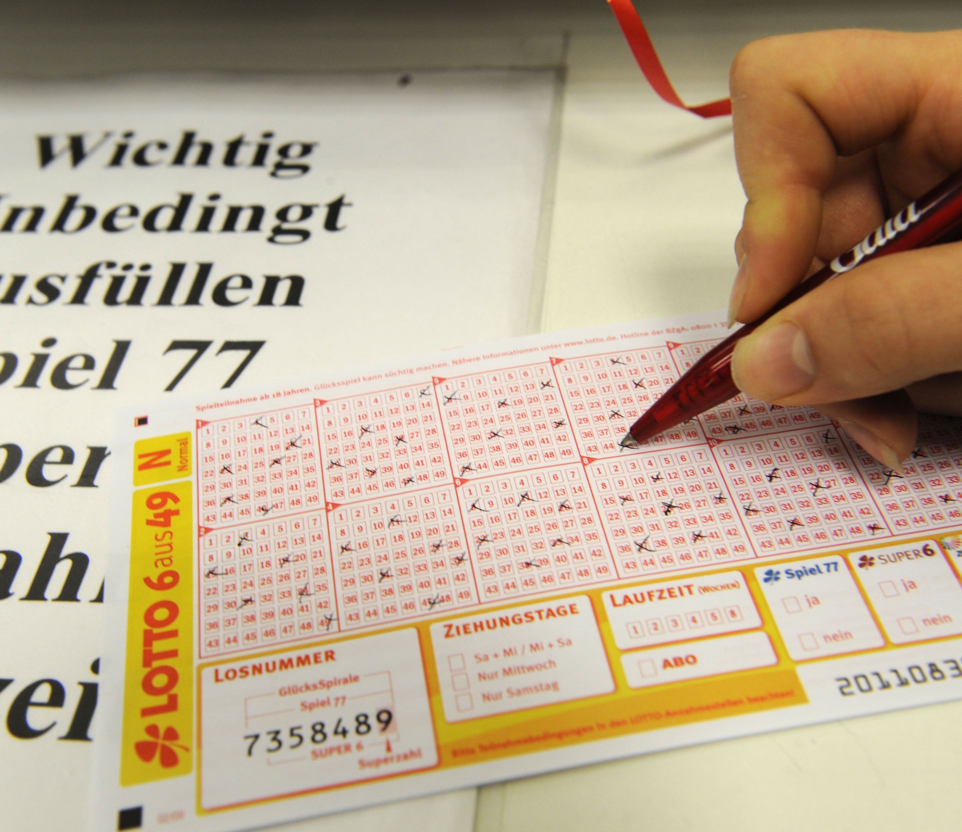 Bei der Ziehung der Lotto-Zahlen kommt es hin und wieder zu Pannen. Bei der Ziehung der Lotto-Zahlen kommt es hin und wieder zu Pannen.