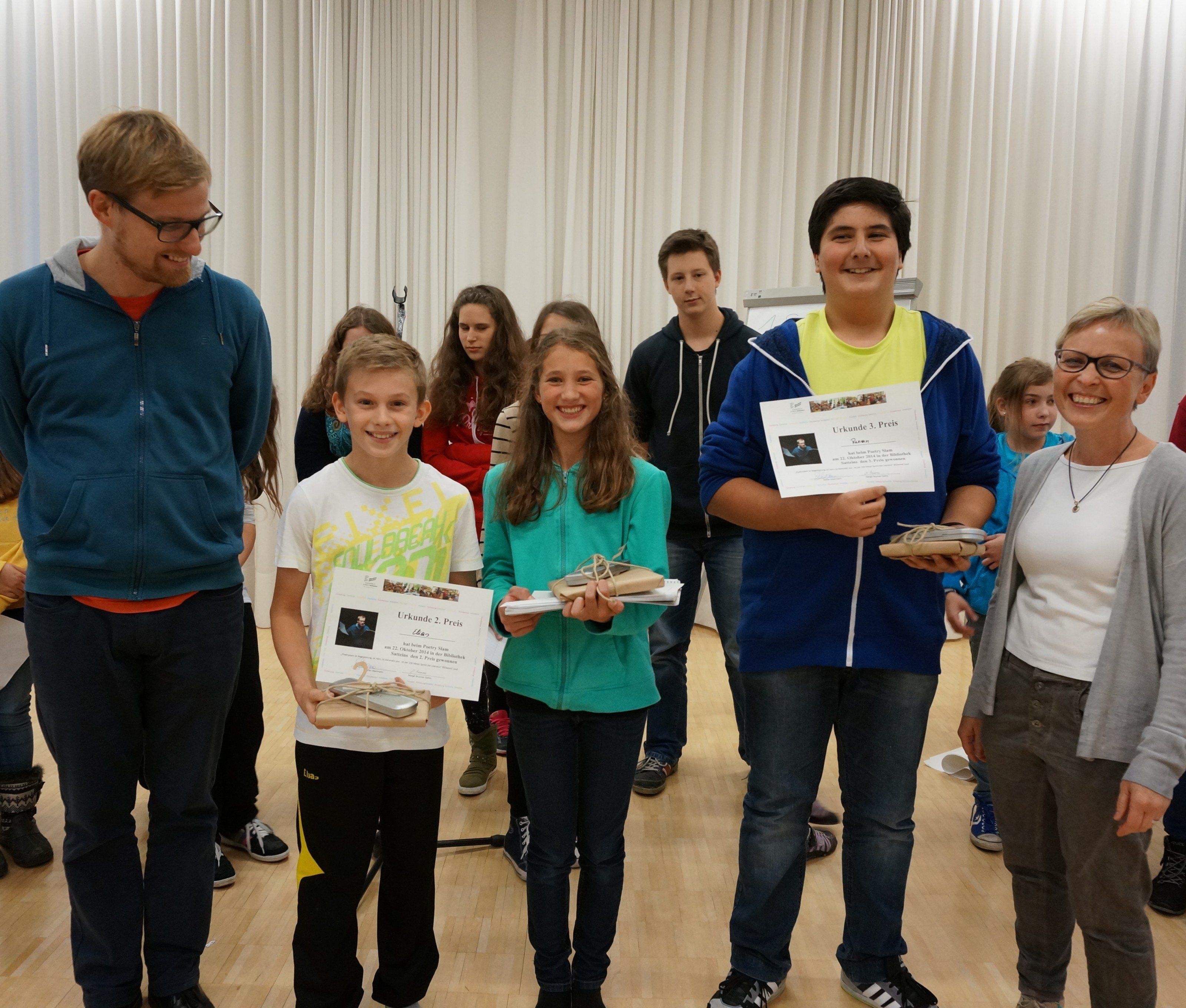 von li nach re: Stefan Abermann, 2. Platz Elias Mayer, 1. Platz Angelika Schäfer, 3. Platz Renan Ekkert, Margit Brunner Gohm von li nach re: Stefan Abermann, 2. Platz Elias Mayer, 1. Platz Angelika Schäfer, 3. Platz Renan Ekkert, Margit Brunner Gohm