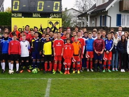 Gruppenfoto der Teilnehmer und Teilnehmerinnen des ersten HAK/HTL Fußball-Cups Gruppenfoto der Teilnehmer und Teilnehmerinnen des ersten HAK/HTL Fußball-Cups