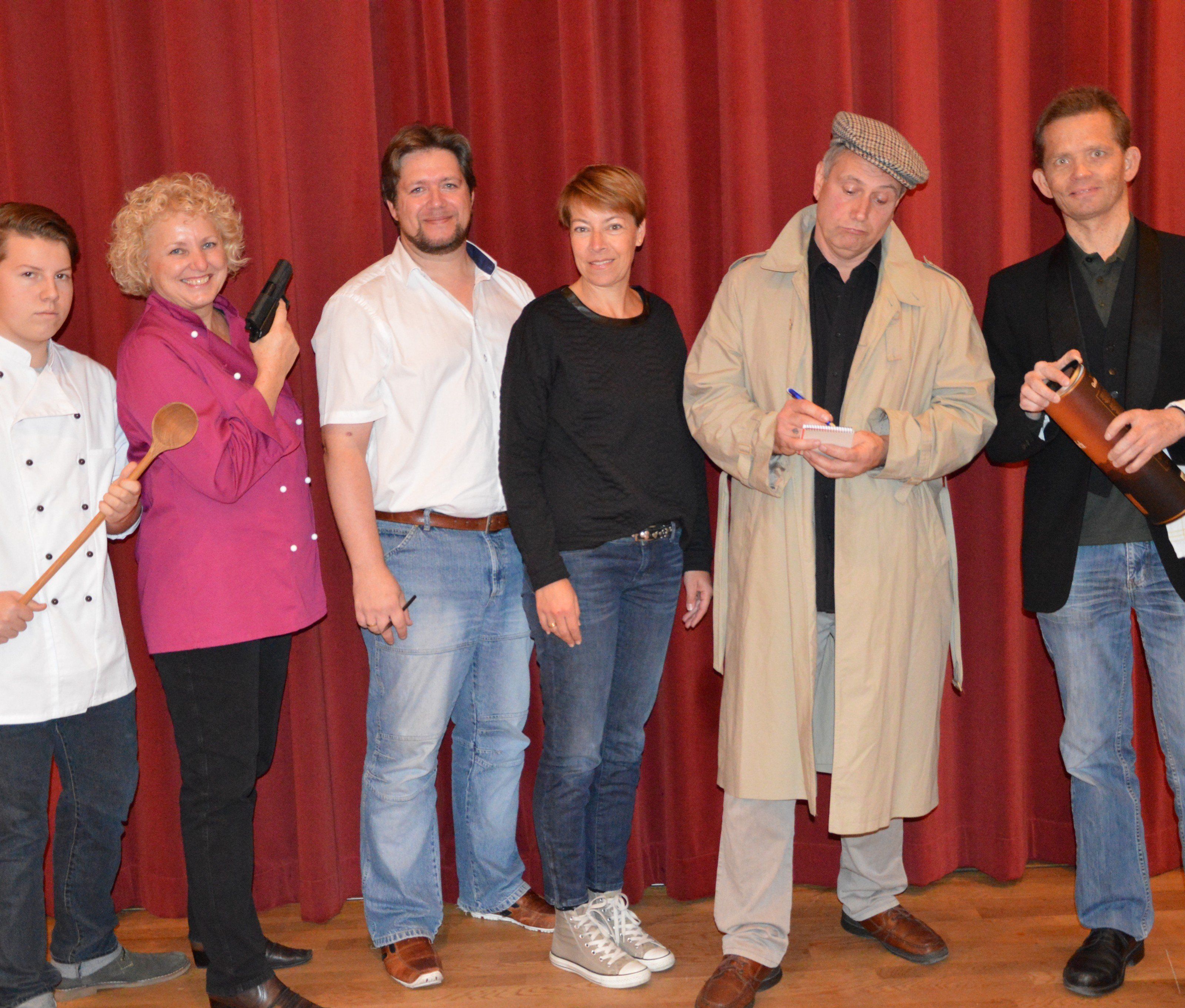 Das Ensemble mit Regisseur Thomas Golz und Regieassistentin Manuela Mair in der Mitte Das Ensemble mit Regisseur Thomas Golz und Regieassistentin Manuela Mair in der Mitte