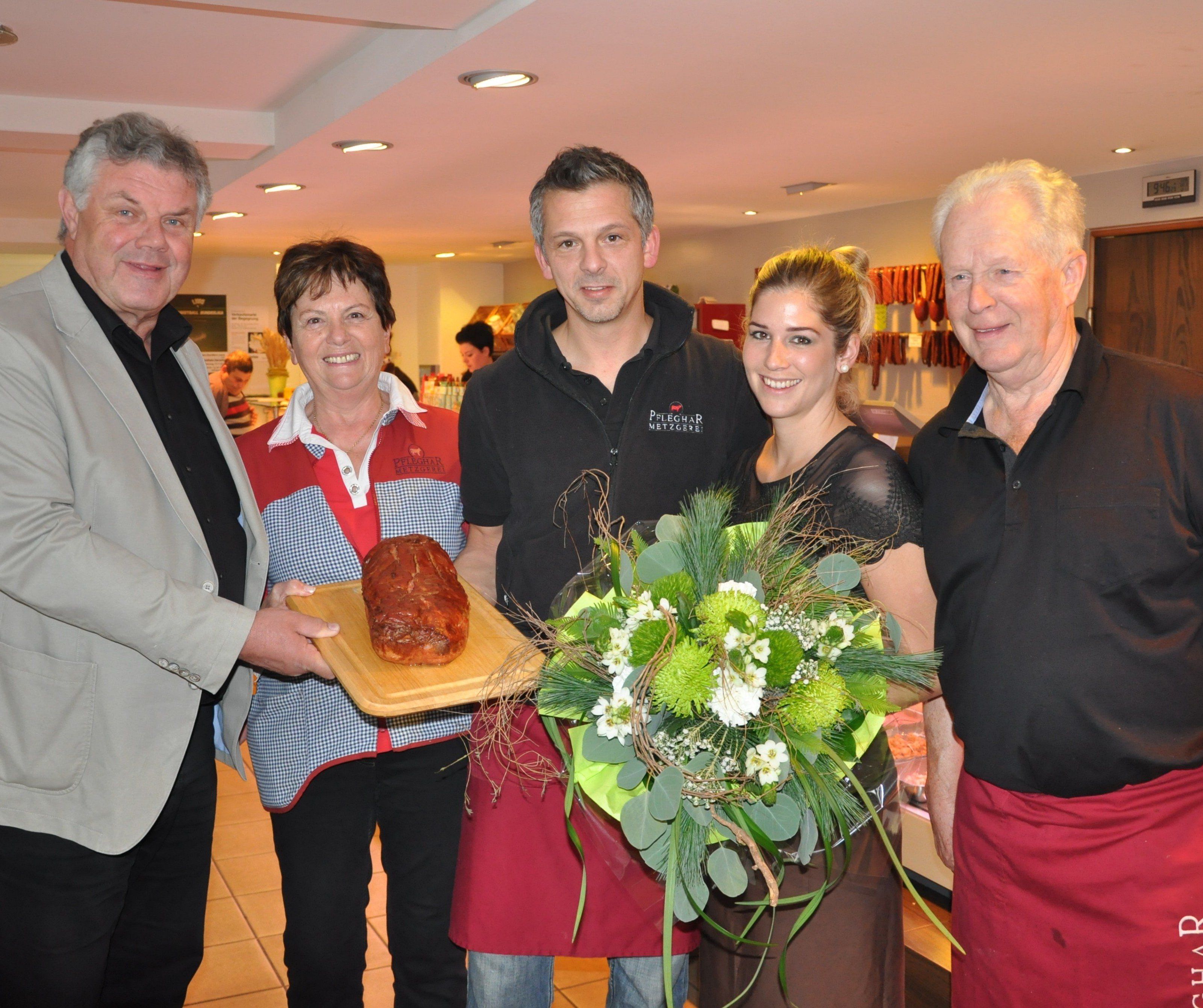 Von li.: Bürgermeister Mandi Katzenmayer, Seniorchefin Gigi Pfleghar, Metzgermeister Ferdl Pfleghar, Christiane Pfleghar und Seniorchef Ferdl Pfleghar mit „dem besten Leberkäse Österreichs“. Von li.: Bürgermeister Mandi Katzenmayer, Seniorchefin Gigi Pfleghar, Metzgermeister Ferdl Pfleghar, Christiane Pfleghar und Seniorchef Ferdl Pfleghar mit „dem besten Leberkäse Österreichs“.