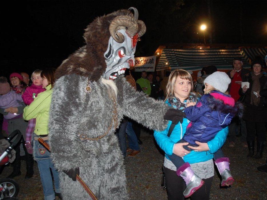 Die Tschaggunser Au bildete den perfekten Rahmen für das Krampustreiben.