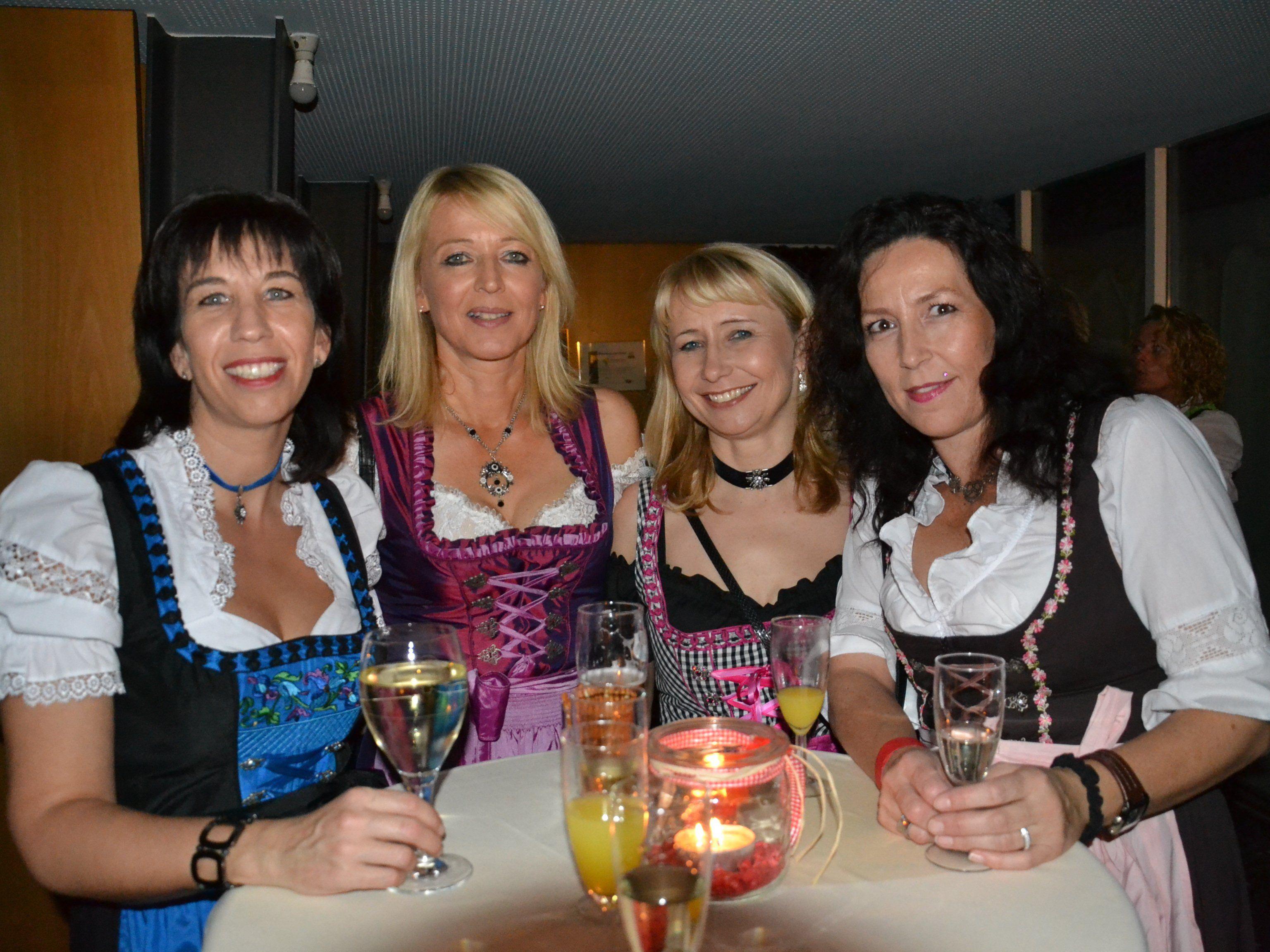 v.l. Tanja, Barbara, Silvia und Myriam ließen sich die Ü40 Party amKumma dieses Jahr nicht entgehen