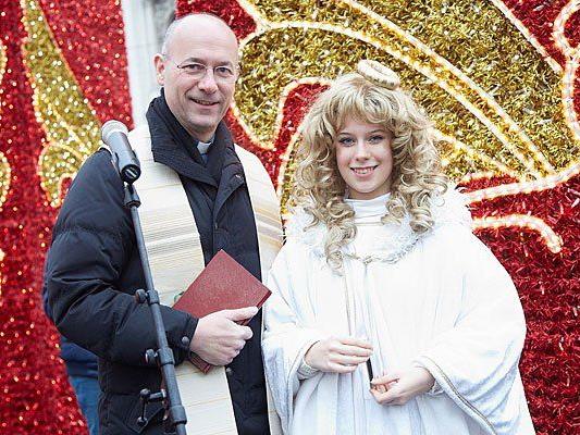 Dompfarrer Weidinger und das Wiener Christkindl bei der Adventkranzsegnung