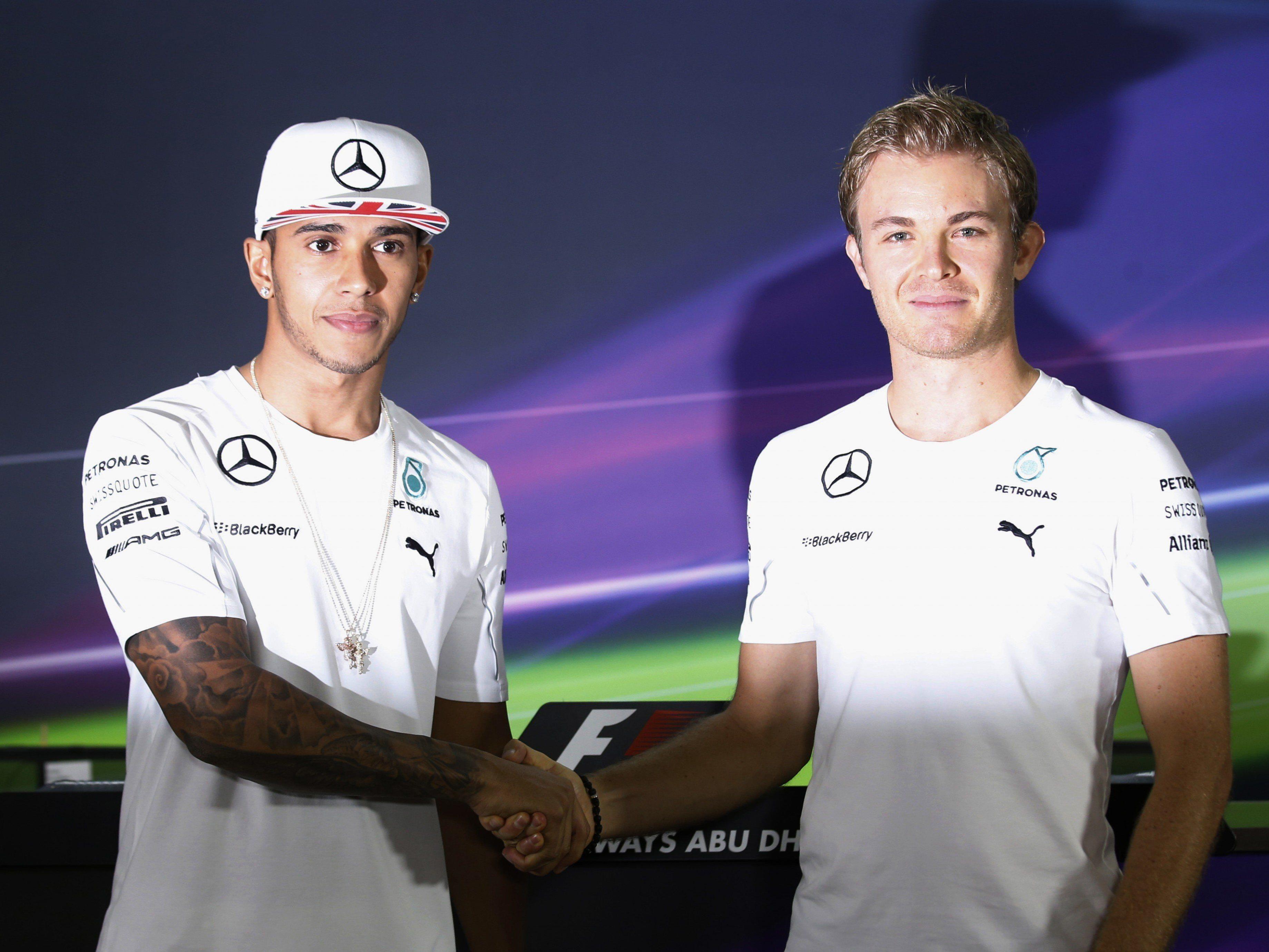 Hamilton und Rosberg schütteln sich vor dem finalen Duell noch einmal die Hände.