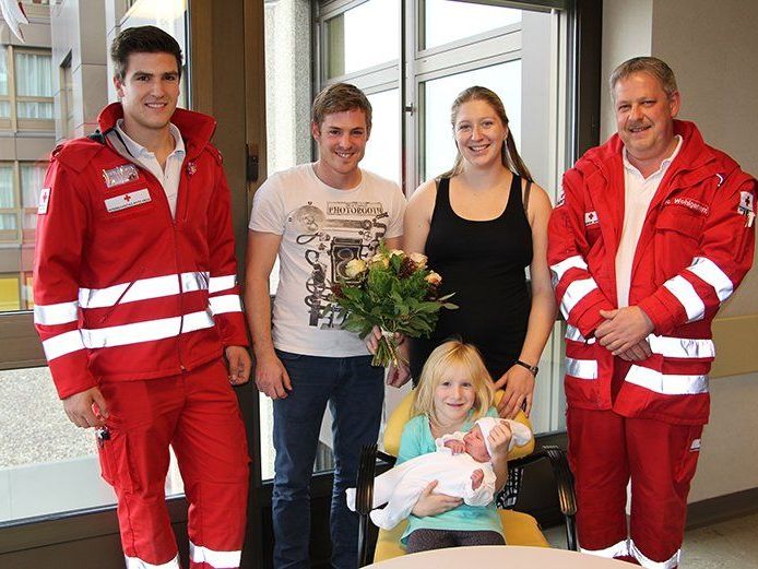 Von links nach rechts: Jonas Muxel, Patrick Scholtes, Sandra Flatz, Reinhard Wohlgenannt, Bild Mitte: Amily und Samantha Rosalinde. Von links nach rechts: Jonas Muxel, Patrick Scholtes, Sandra Flatz, Reinhard Wohlgenannt, Bild Mitte: Amily und Samantha Rosalinde.