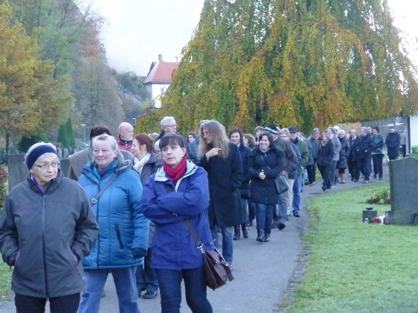 Mehr als 70 Hohenemser(innen) nahmen an der Friedhofswanderung in Hohenems teil.