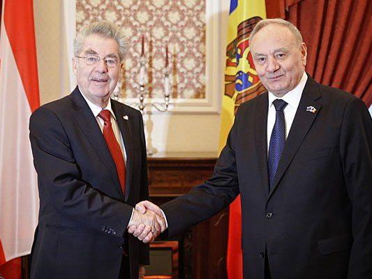 Bundespräsident Heinz Fischer (L) und der moldauische Präsident Nicolae Timofti (R) am Montag in Moldawien