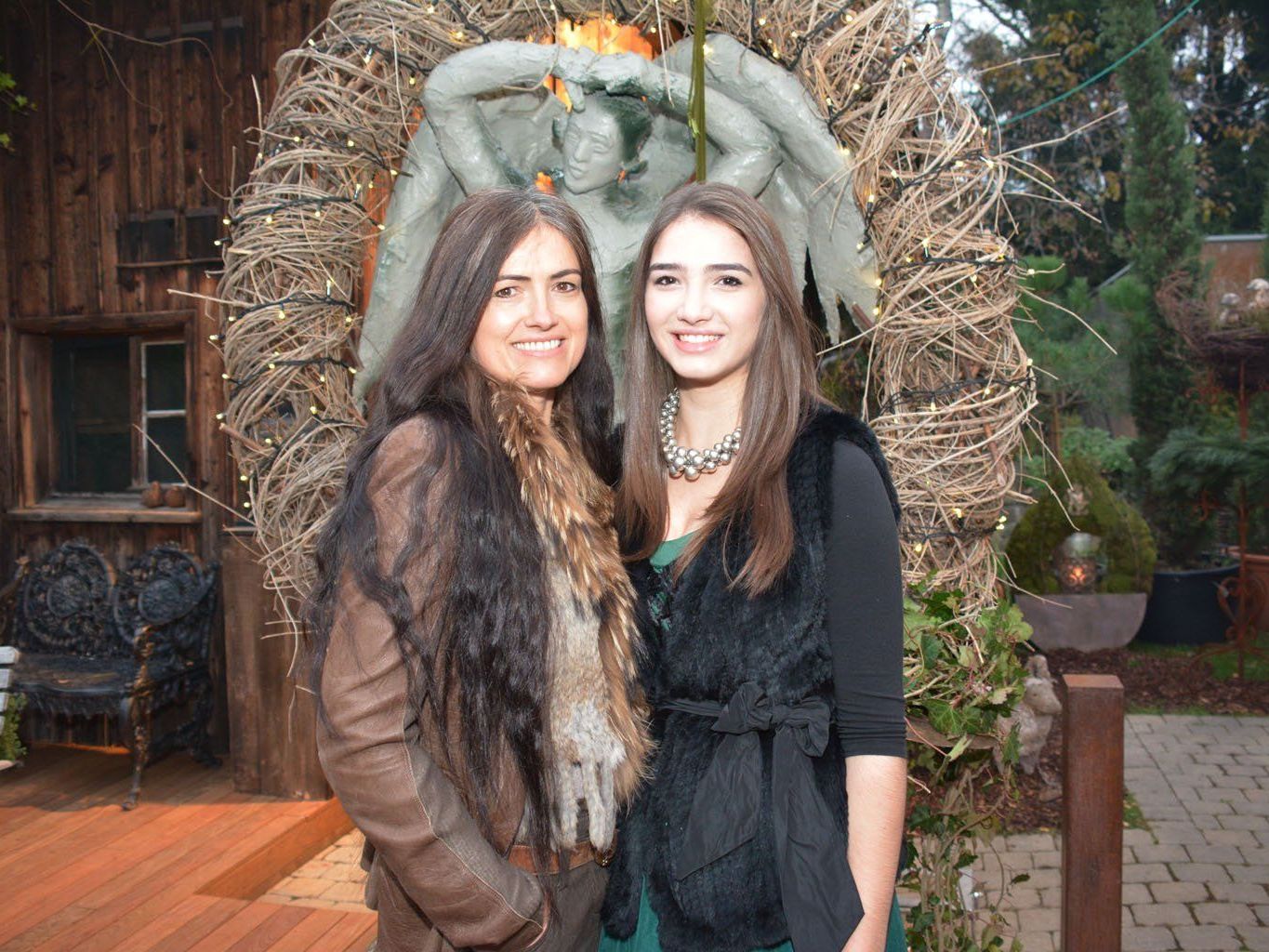 Cornelia und Klara Götze begrüßten die Besucher in der Lauteracher Weihnachtsausstellung. Cornelia und Klara Götze begrüßten die Besucher in der Lauteracher Weihnachtsausstellung.