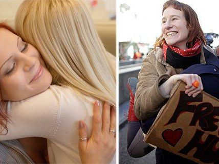 Free Hugs Flash Mob in Wien: Warum nicht einfach einmal spontan umarmen? Free Hugs Flash Mob in Wien: Warum nicht einfach einmal spontan umarmen?