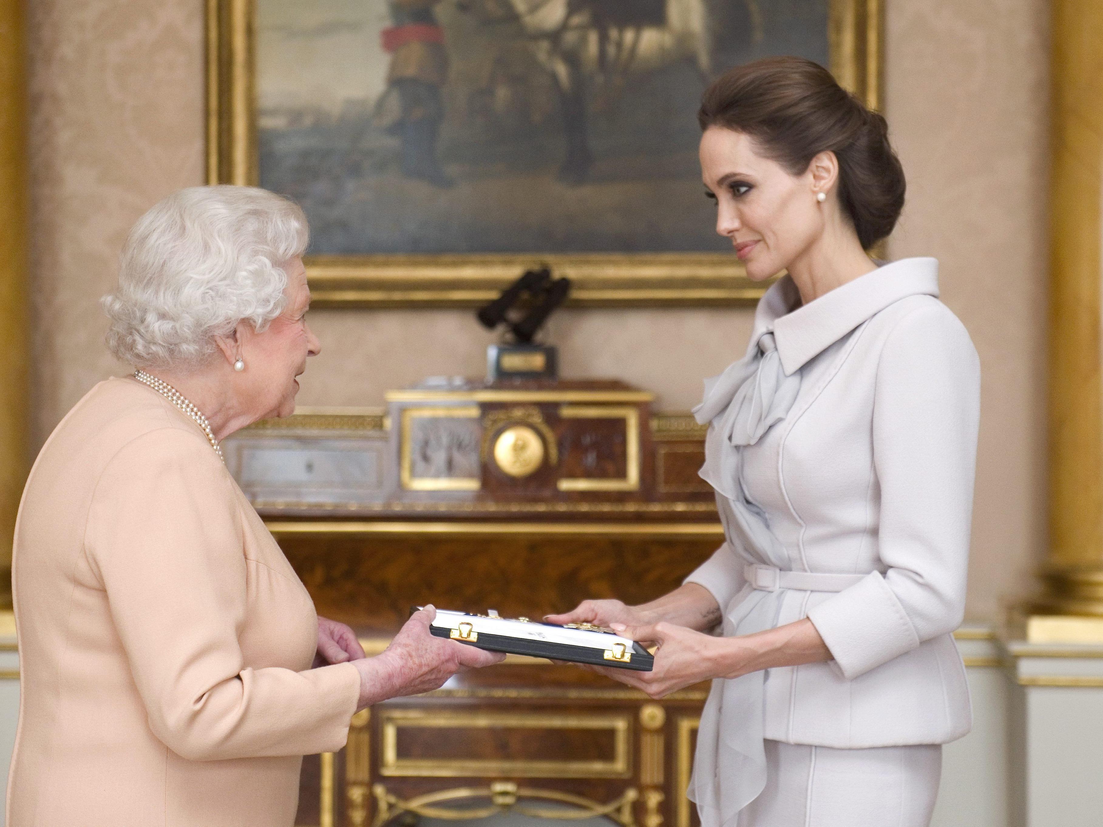 Im Oktober 2014 wurde Angelina von Queen Elizabeth II. geehrt.