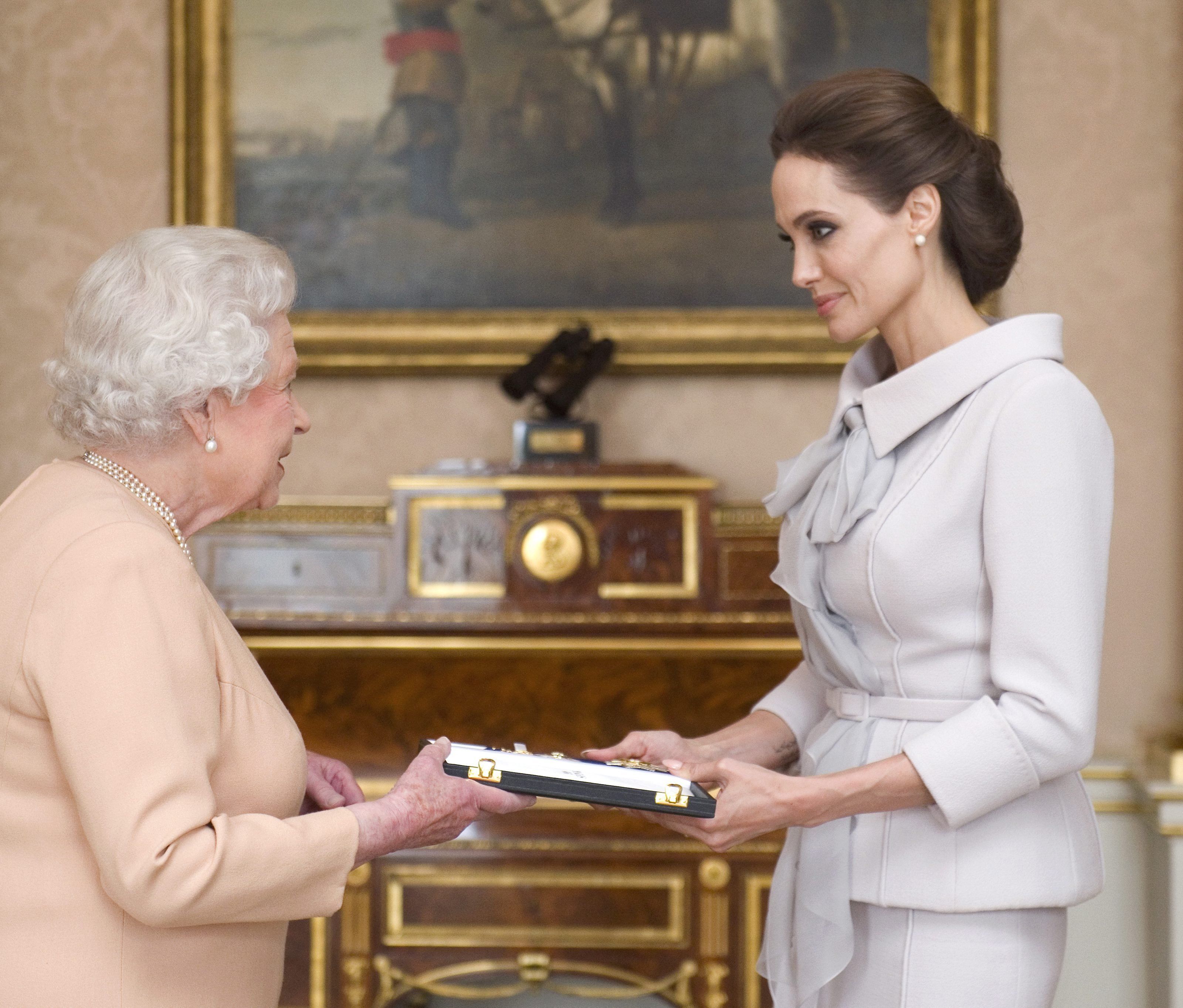 Im Oktober 2014 wurde Angelina von Queen Elizabeth II. geehrt. Im Oktober 2014 wurde Angelina von Queen Elizabeth II. geehrt.
