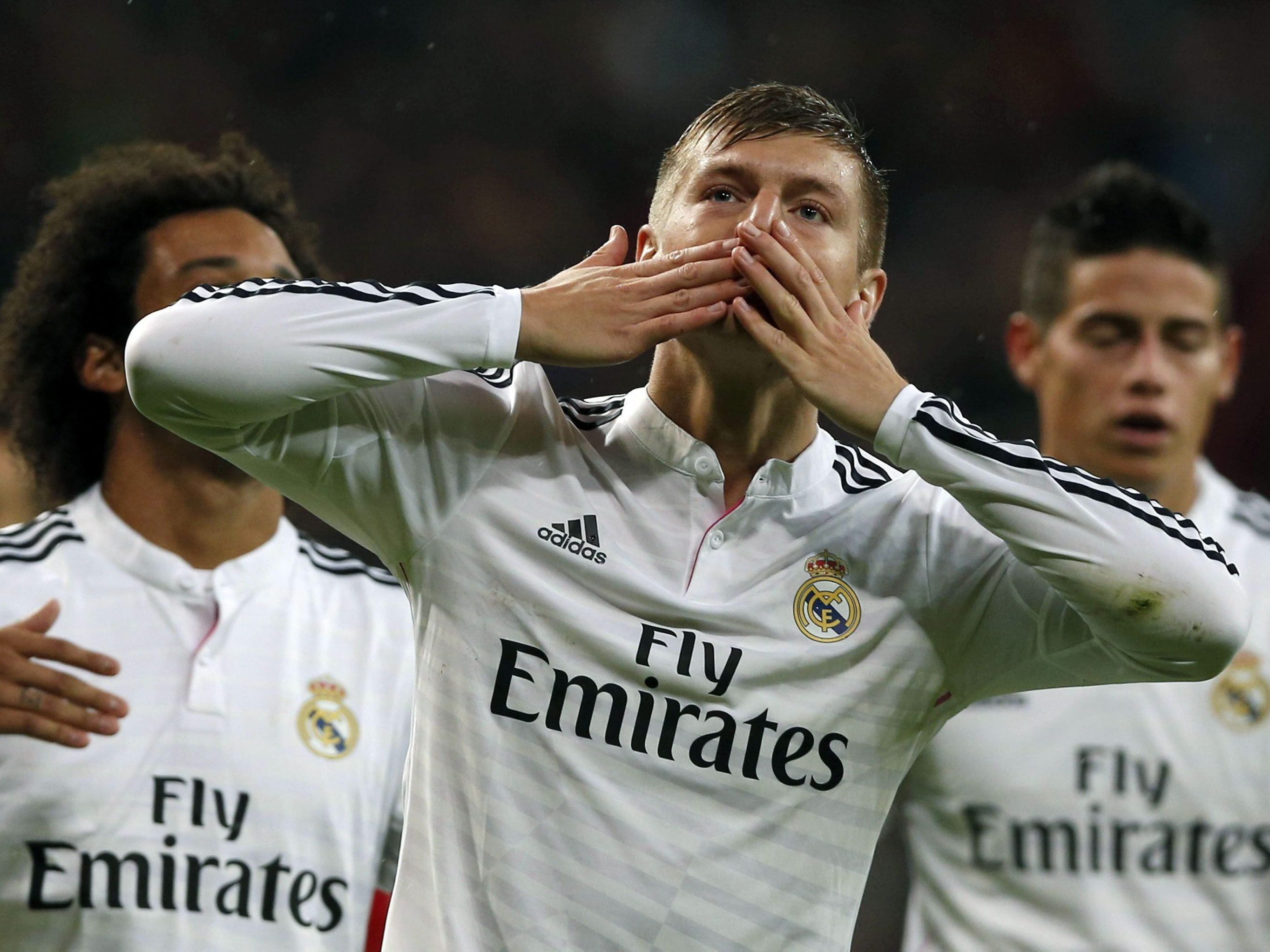 Auf den Trikots von Real Madrid bleibt das Club-Wappen bestehen - mit Christenkreuz. Auf den Trikots von Real Madrid bleibt das Club-Wappen bestehen - mit Christenkreuz.