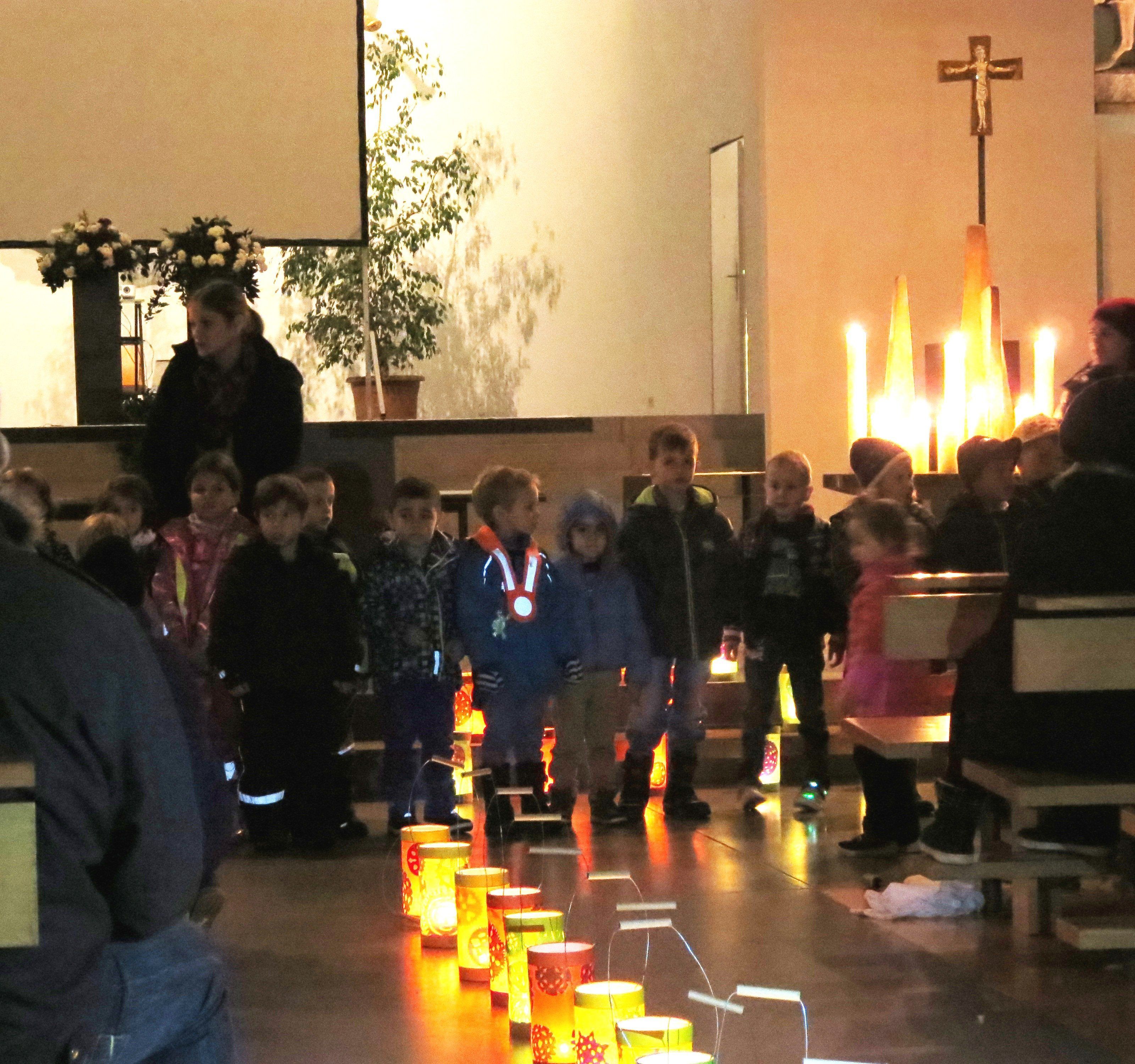 Die Kinder begeisterten mit Liedern zum Laternenfest Die Kinder begeisterten mit Liedern zum Laternenfest