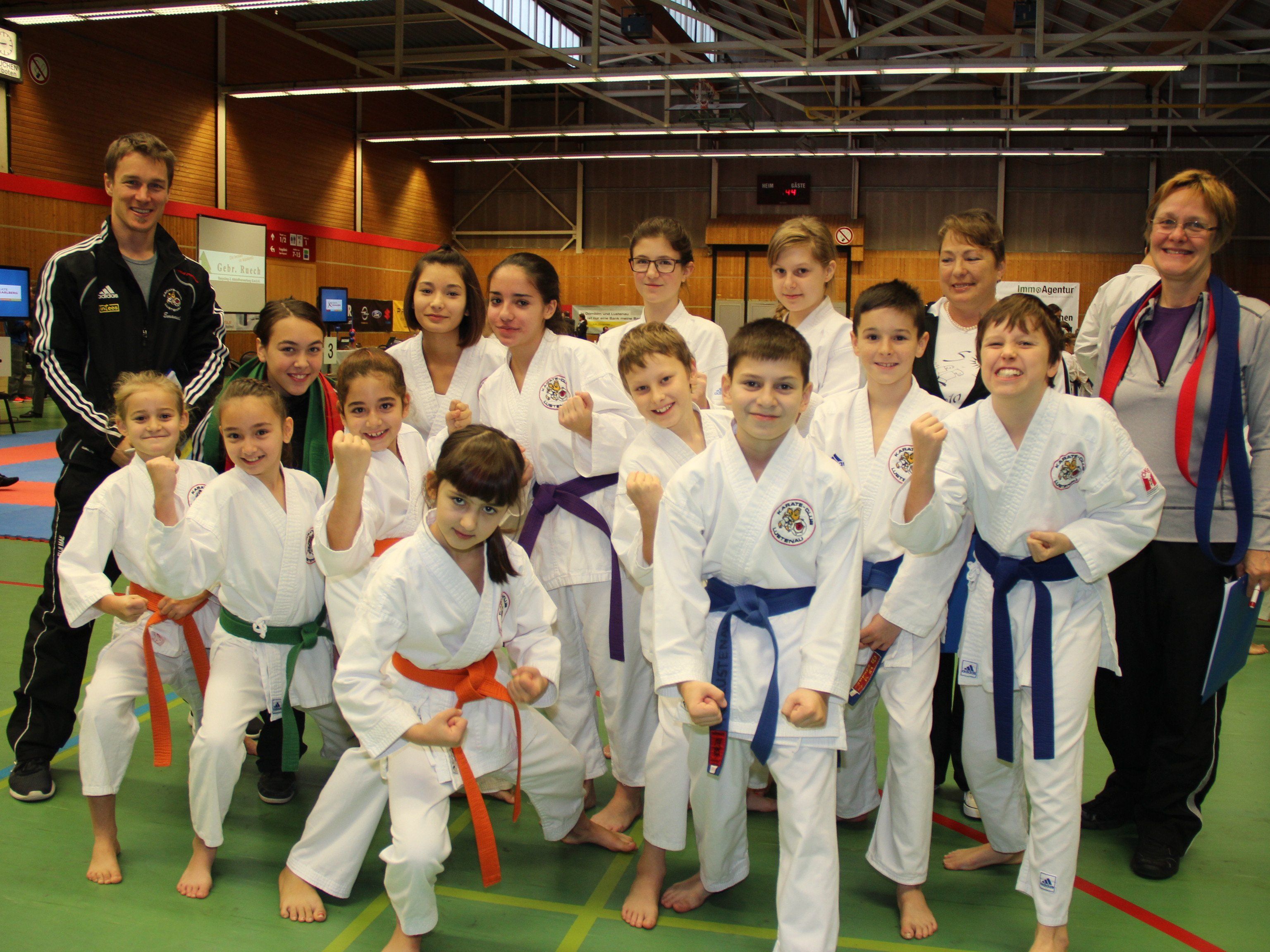 Die jungen Löwen des Karate Club Lustenau vor den Bundesmeisterschaften mit den Betreuern. Die jungen Löwen des Karate Club Lustenau vor den Bundesmeisterschaften mit den Betreuern.