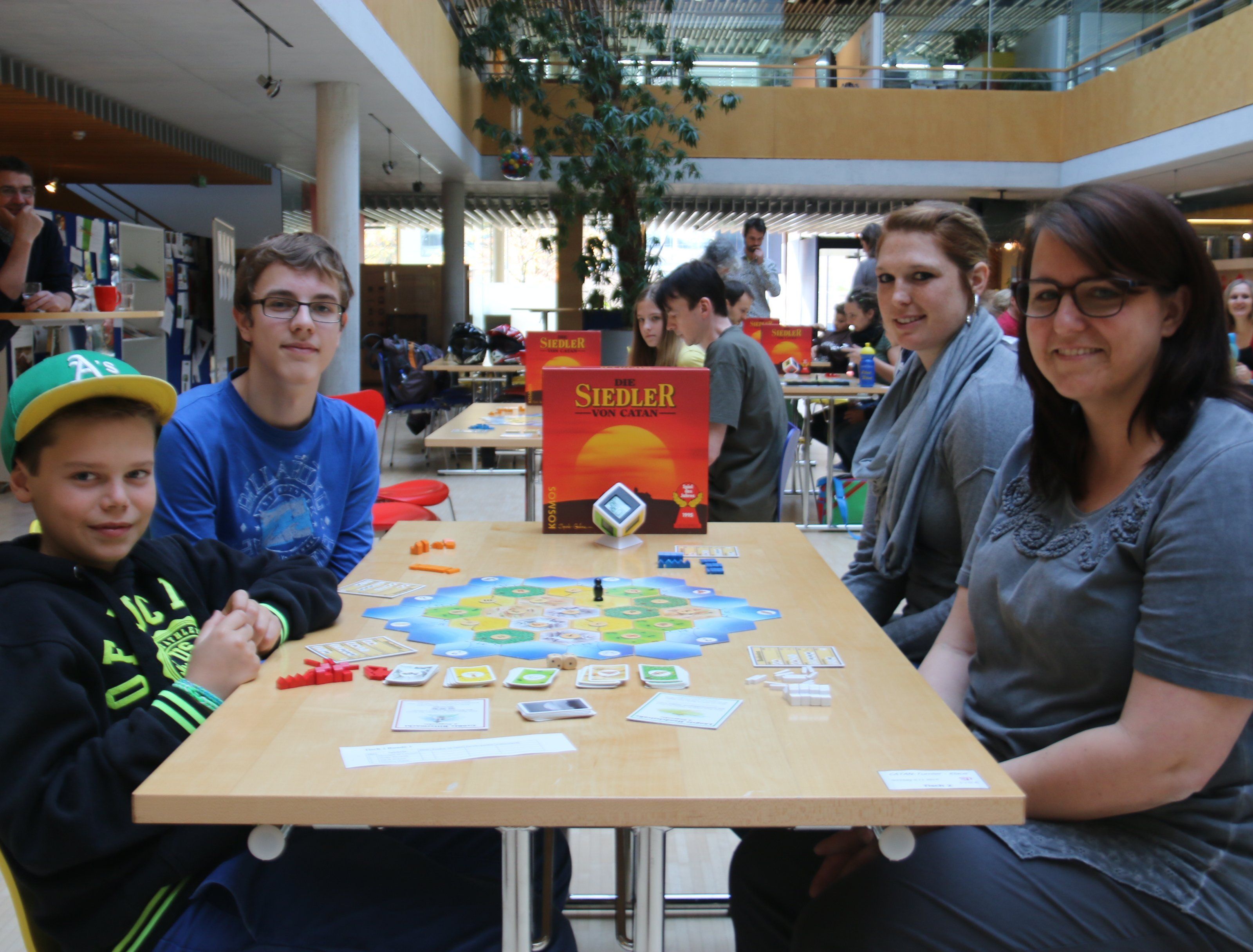 Die unterschiedlichsten Spieler haben sich im Omicron-Foyer eingefunden. Die unterschiedlichsten Spieler haben sich im Omicron-Foyer eingefunden.