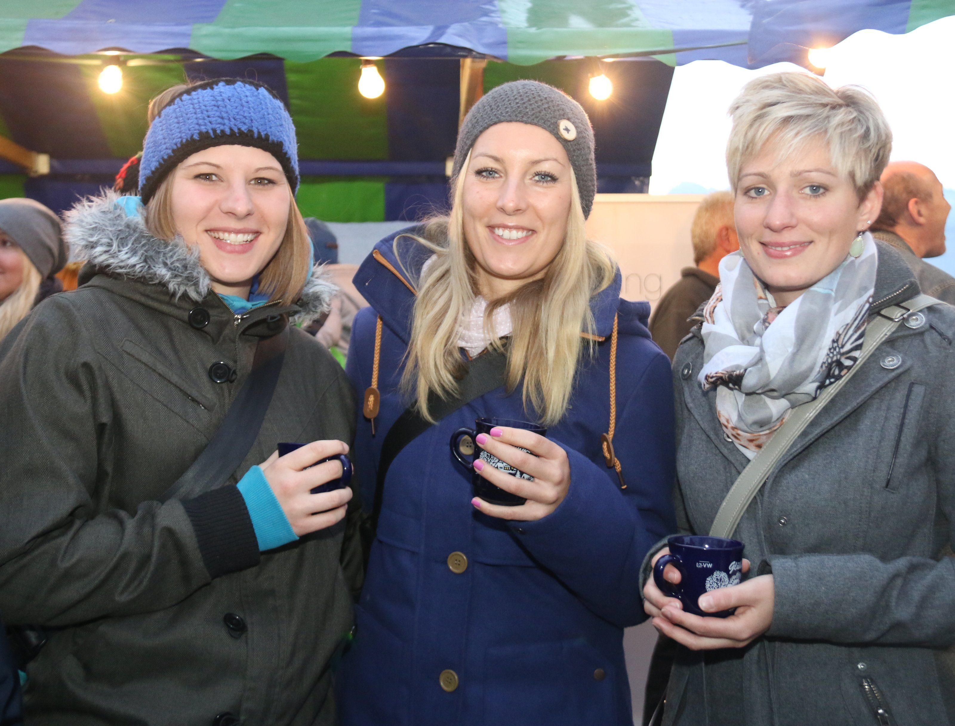 Gute Stimmung beim Markt: Claudia, Sabine und Miriam. Gute Stimmung beim Markt: Claudia, Sabine und Miriam.