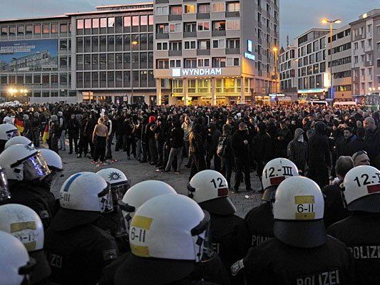 “Hooligans gegen Salafisten” : In Köln gab es Ausschreitungen “Hooligans gegen Salafisten” : In Köln gab es Ausschreitungen