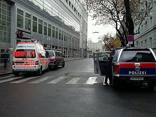 Beim Polizeieinsatz vor der Millennium City Beim Polizeieinsatz vor der Millennium City