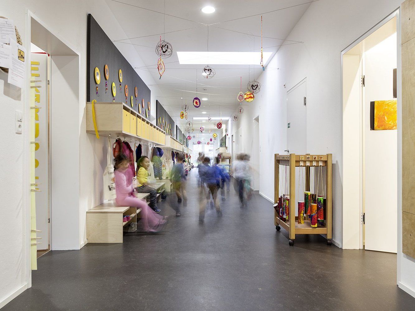 Viel Platz für Bewegung, Kreativität, forscherdrang und Erfindgungsreichtum: Im erweiterten Kindergarten Brändle wird all diesen kindlichen Fähigkeiten neuer Raum geboten. Viel Platz für Bewegung, Kreativität, forscherdrang und Erfindgungsreichtum: Im erweiterten Kindergarten Brändle wird all diesen kindlichen Fähigkeiten neuer Raum geboten.