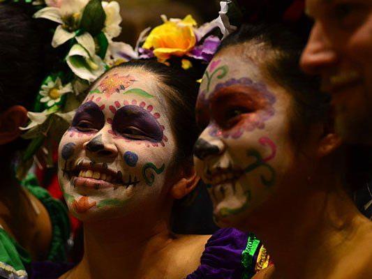 Farbenfrohe Gesichter beim Mexikanischen Totenfest im Weltmuseum