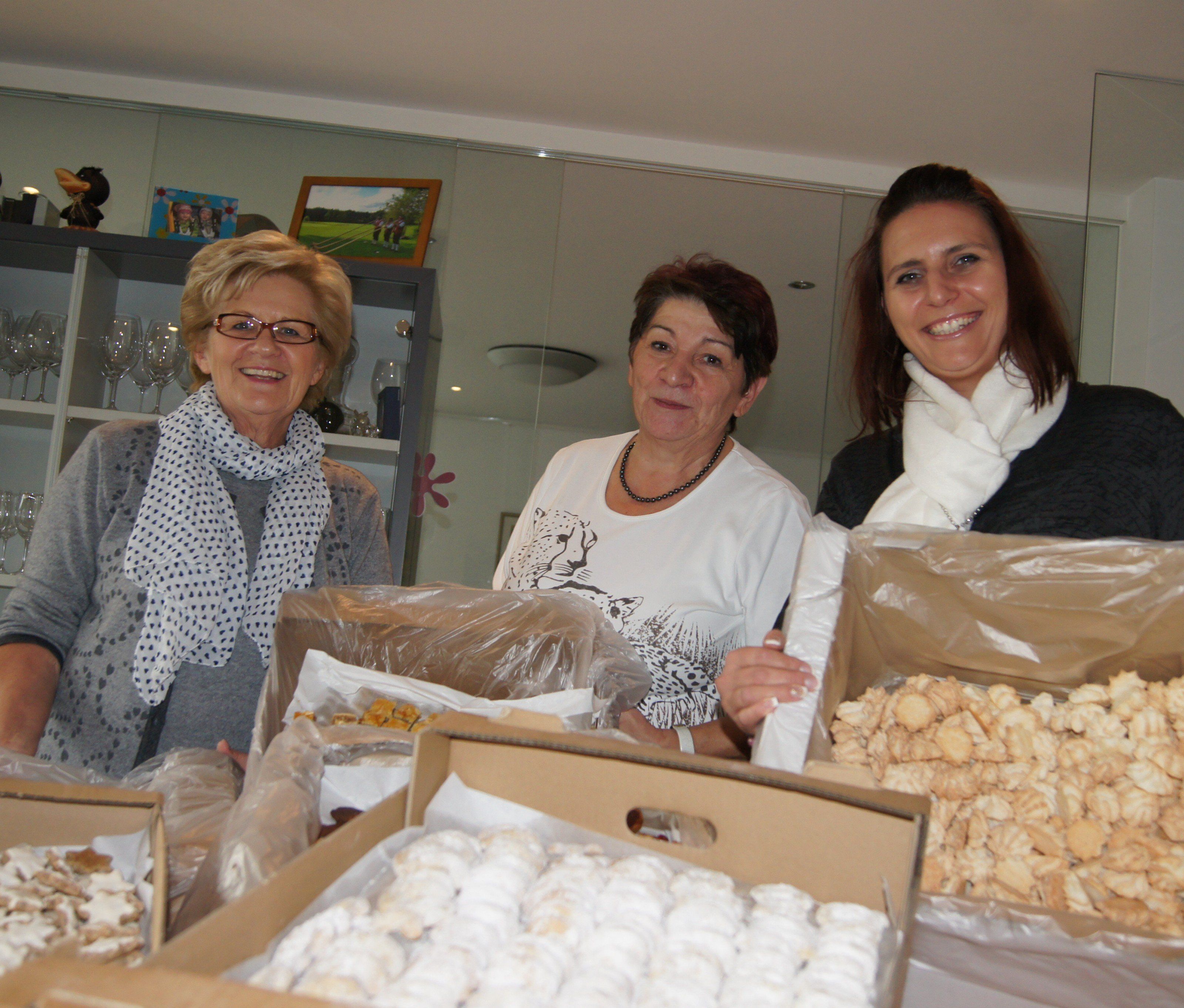 „D’ Krömli“ stehen bereit - Obfrau Melly Grabher, Heidi Fitz und Ursula Kathan freuen sich mit dem Team auf zahlreichen Besuch. „D’ Krömli“ stehen bereit - Obfrau Melly Grabher, Heidi Fitz und Ursula Kathan freuen sich mit dem Team auf zahlreichen Besuch.