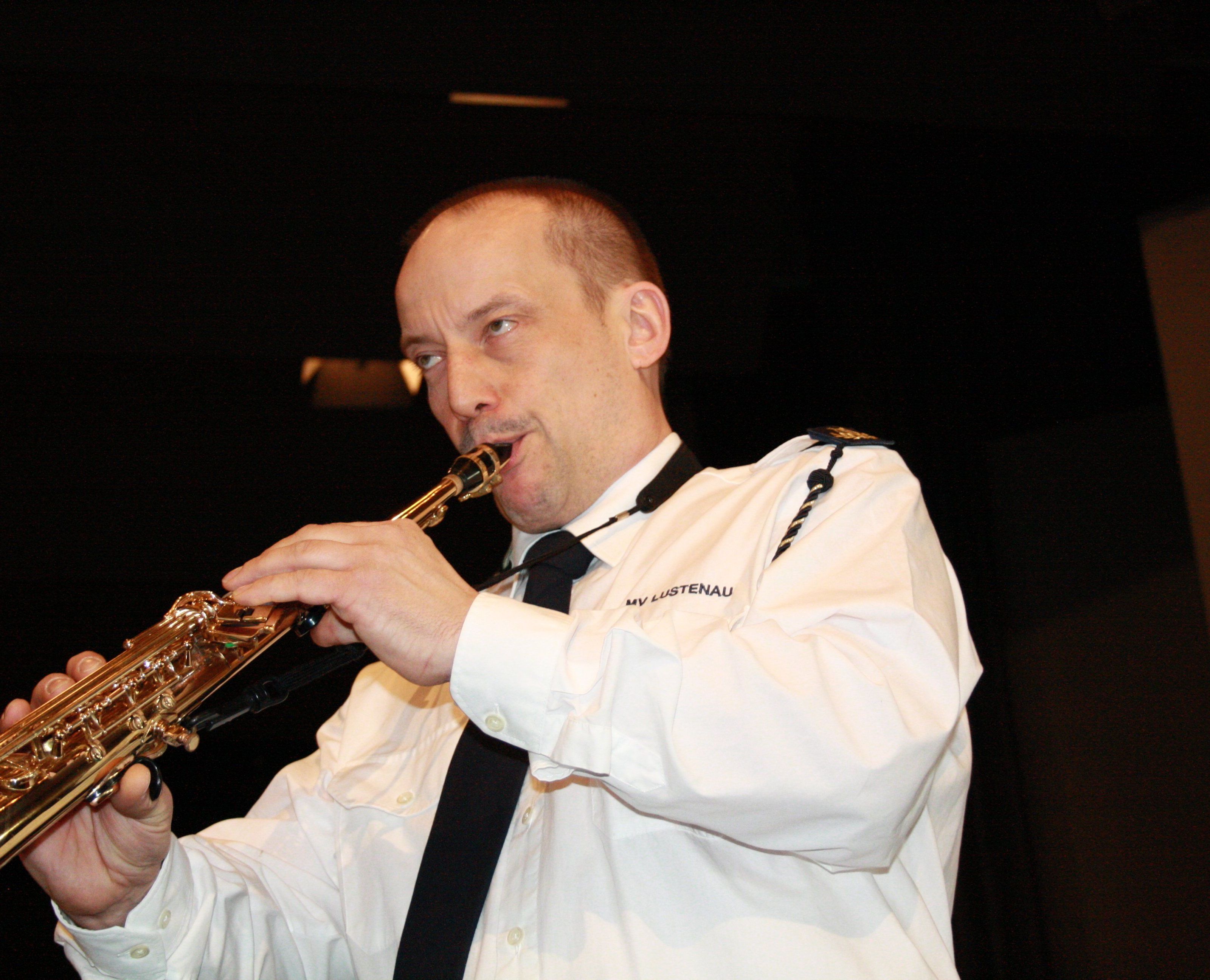 Ehrenmitglied Werner Huber wird mit einem Solo-Stück auf dem Sopran-Saxofon zu hören sein. Ehrenmitglied Werner Huber wird mit einem Solo-Stück auf dem Sopran-Saxofon zu hören sein.