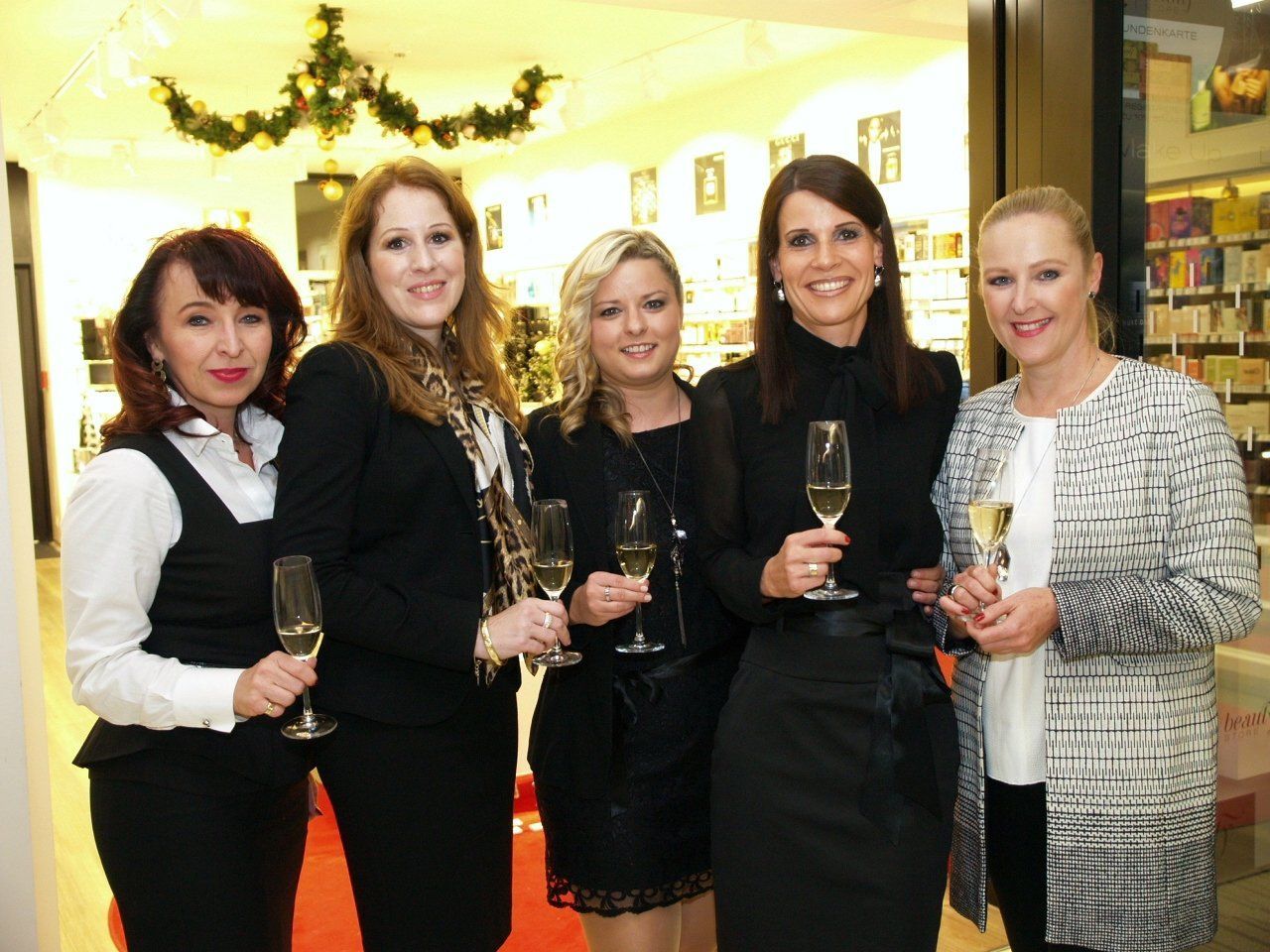 Manuela Chemelik und Michaela Friedrichkeit von der Firma Coty mit den Müller - Filialleiterinnen Katharina Lutz, Astrid Angerer und Sandra Scheucher. Manuela Chemelik und Michaela Friedrichkeit von der Firma Coty mit den Müller - Filialleiterinnen Katharina Lutz, Astrid Angerer und Sandra Scheucher.