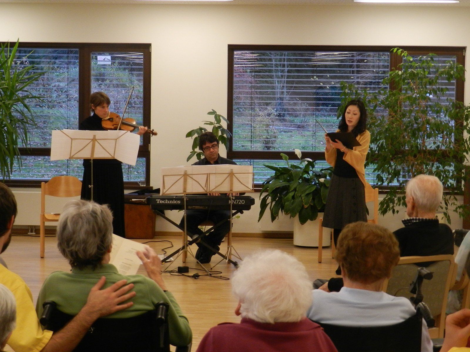 Die Mitglieder des „Ensemble Plus“ begeisterten die SeniorInnen des SeneCura Laurentiusparks Bludenz mit klassischen Stücken aus der Musikgeschichte. Die Mitglieder des „Ensemble Plus“ begeisterten die SeniorInnen des SeneCura Laurentiusparks Bludenz mit klassischen Stücken aus der Musikgeschichte.