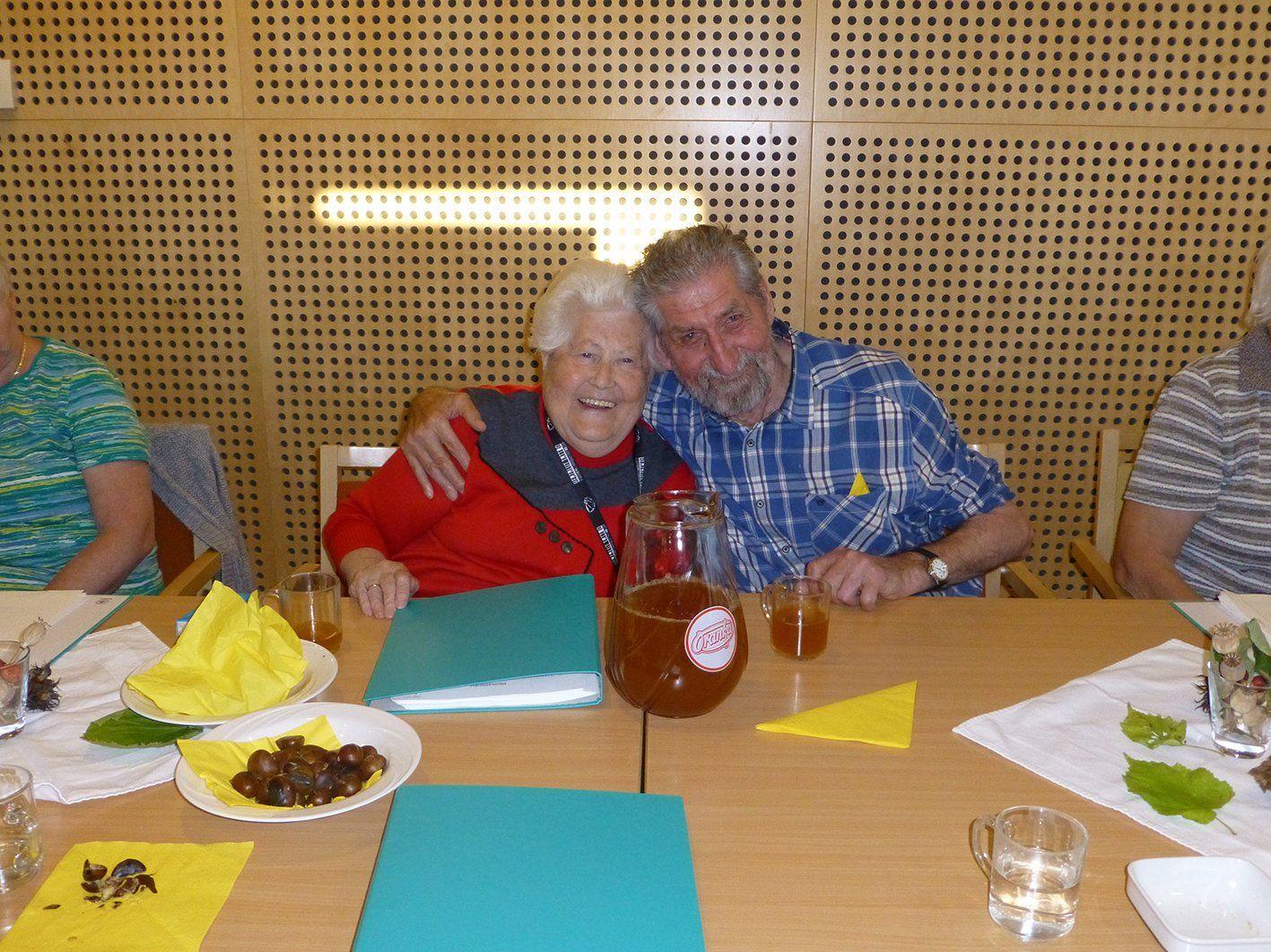 Helga Patsch und Siegfried Lampert, BewohnerInnen des SeneCura Sozialzentrums Herrenried, hatten sichtlich viel Spaß beim fröhlichen Törggele-Fest.