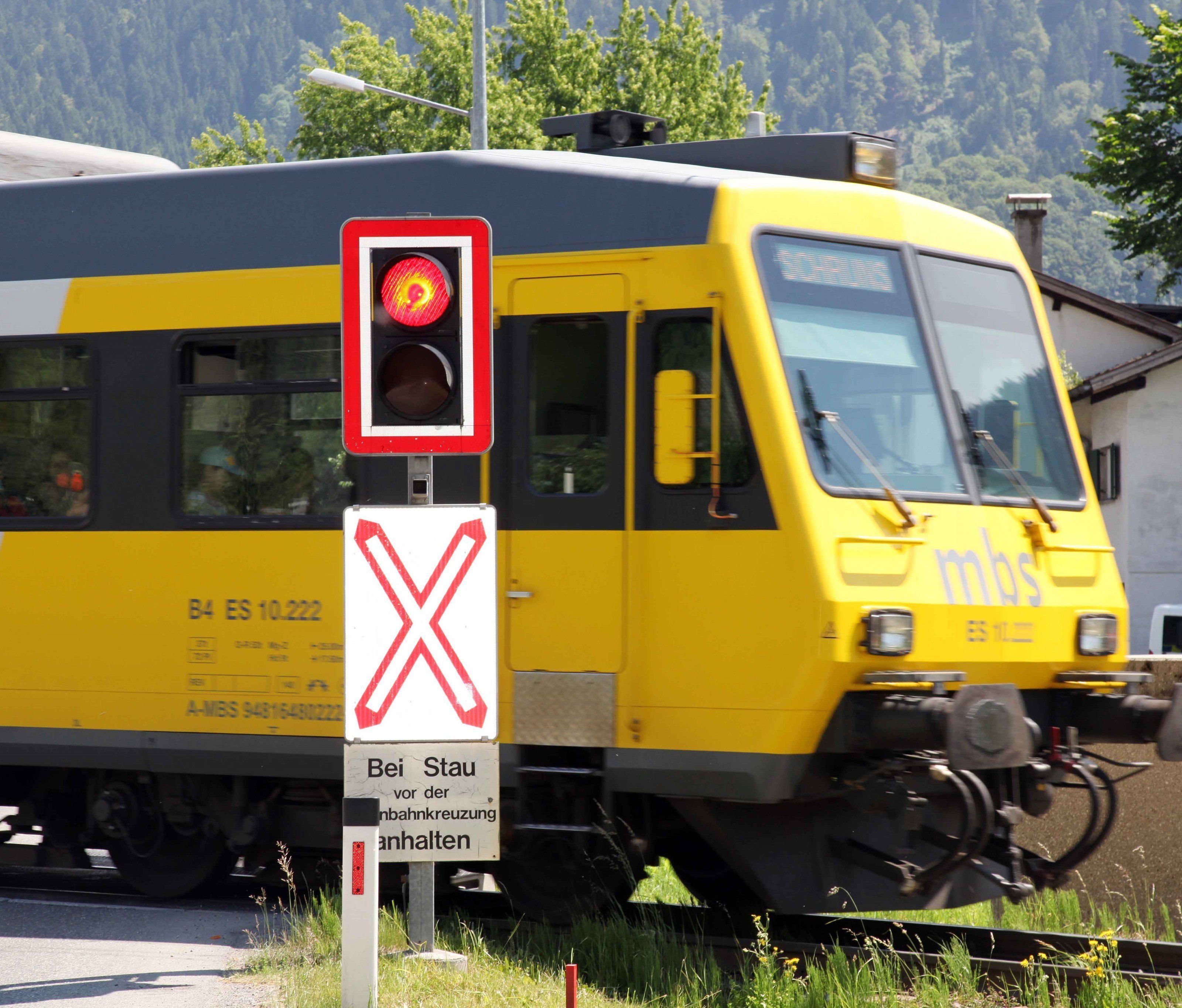 Lenker vergaß Kranausleger einzufahren - Zugverkehr der Montafonbahn für Stunden gesperrt. Lenker vergaß Kranausleger einzufahren - Zugverkehr der Montafonbahn für Stunden gesperrt.