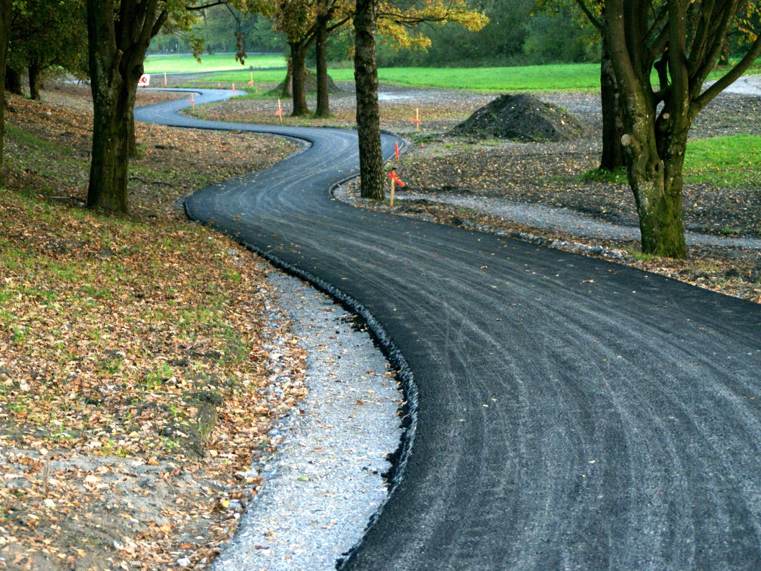 Der neu asphaltierte Radweg Der neu asphaltierte Radweg