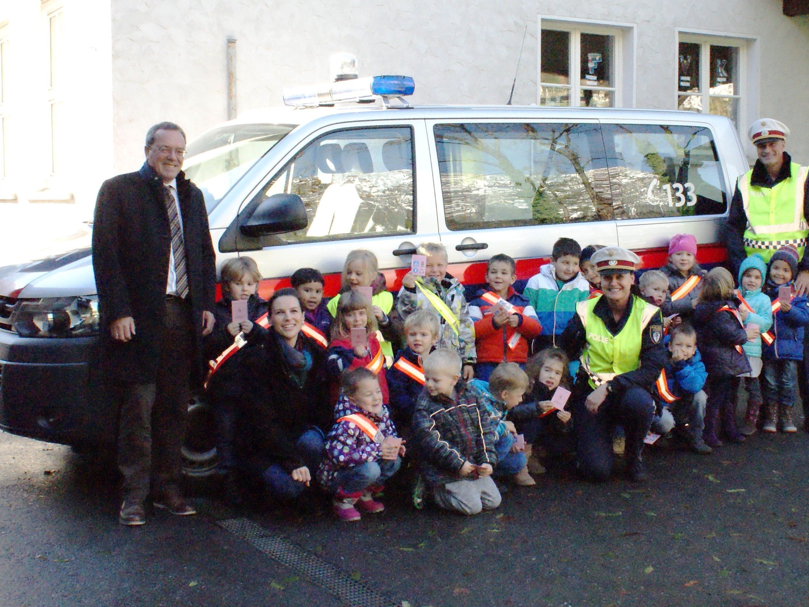 Die Kinder von Außerbraz mit den beiden Stadtpolizisten Sonja Niedermesser und Mario Leiter. Von der Sparkasse, die die Verkehrsscheine seit Jahren kostenlos zur Verfügung stellt, waren Kathrin Mair und Arno Sprenger mit dabei. Die Kinder von Außerbraz mit den beiden Stadtpolizisten Sonja Niedermesser und Mario Leiter. Von der Sparkasse, die die Verkehrsscheine seit Jahren kostenlos zur Verfügung stellt, waren Kathrin Mair und Arno Sprenger mit dabei.