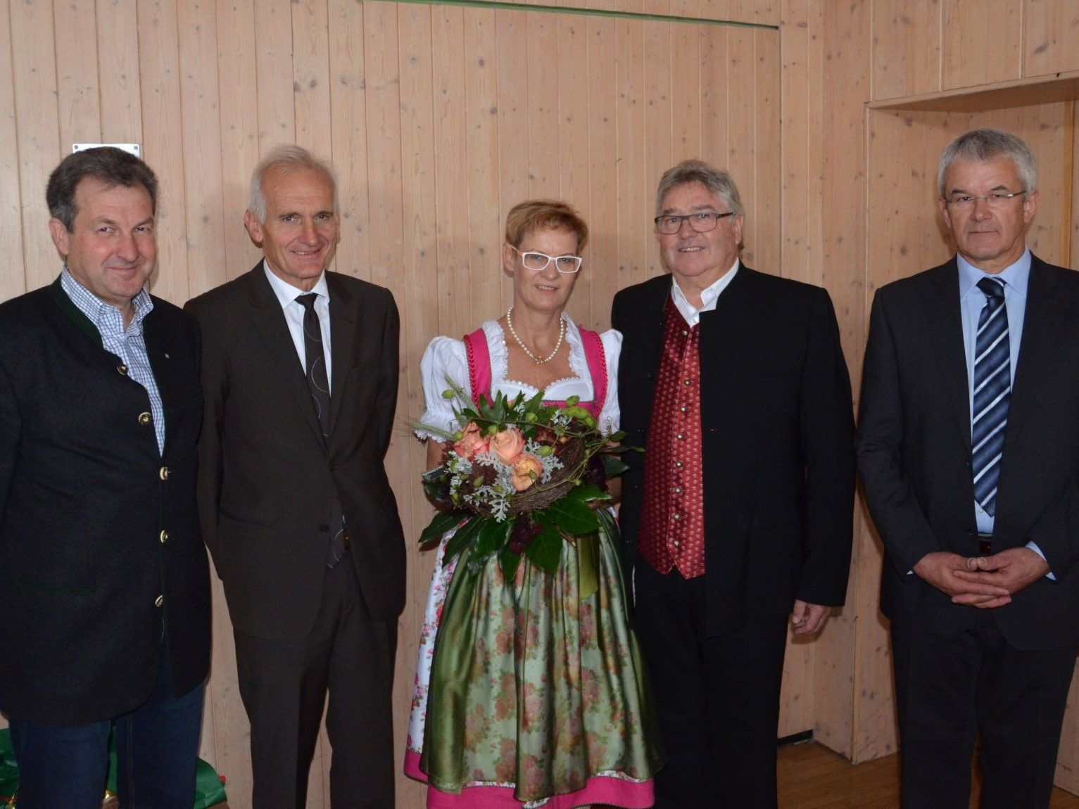 Vizebgm. Gebhard Bechter, Bgm. Herbert Dorn, Ingrid und Anton Oswald und Bgm. Arnold Hirschbühl. Vizebgm. Gebhard Bechter, Bgm. Herbert Dorn, Ingrid und Anton Oswald und Bgm. Arnold Hirschbühl.