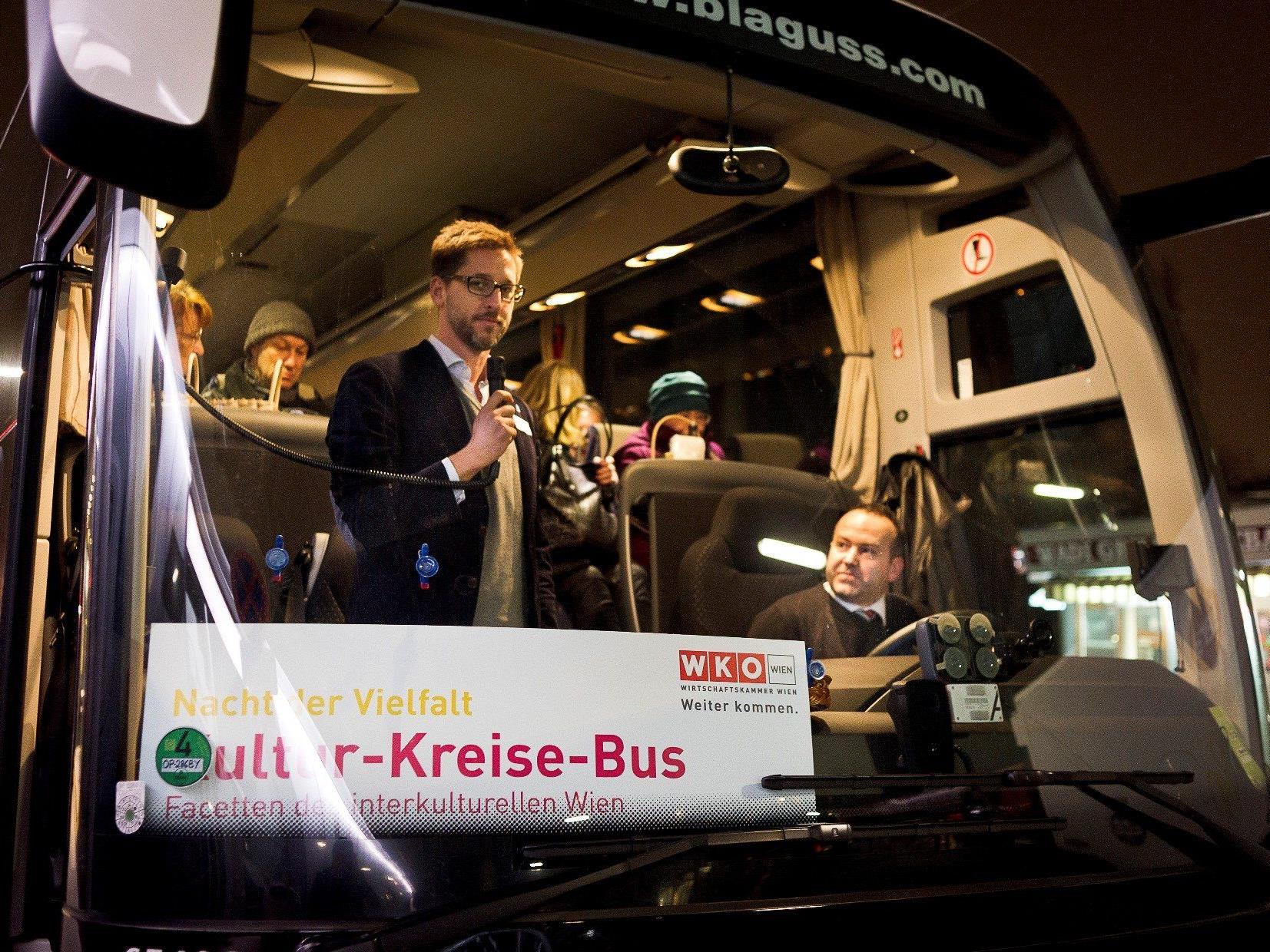 Diversity Coach Mathias Cimzar während der Moderation im Kultur-Kreise-Bus und Aufbruch zum Meidlinger Markt.