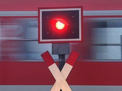 An einem Bahnübergang in Hainburg kam es zu einem Unfall An einem Bahnübergang in Hainburg kam es zu einem Unfall