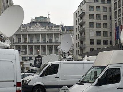 Internationale Medien warten auf das Ende der Atomgespräche in Wien.