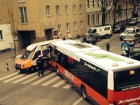 Nach dem schweren Unfall sind Mutter und Kind außer Lebensgefahr. Nach dem schweren Unfall sind Mutter und Kind außer Lebensgefahr.