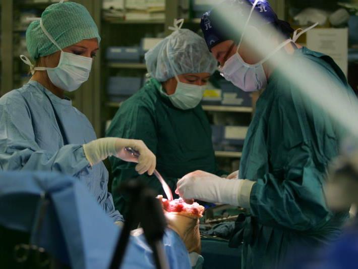 In der zeitintensiven Chirurgie könnte das neue Arbeitszeitgesetz zum Problem werden.