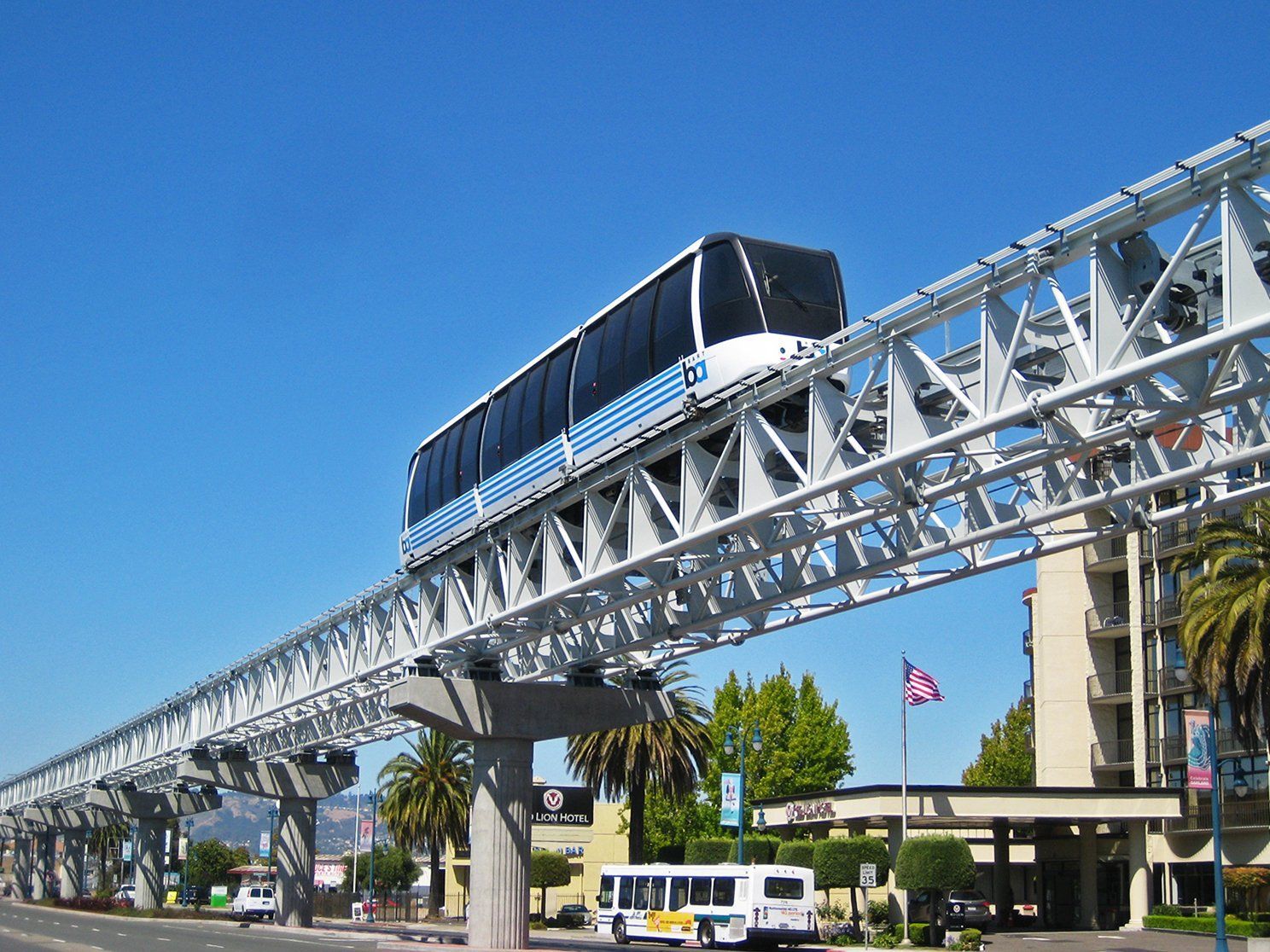 Doppelmayr-Schnellbahn verbindet Flughafen Oakland mit San Francisco. Doppelmayr-Schnellbahn verbindet Flughafen Oakland mit San Francisco.